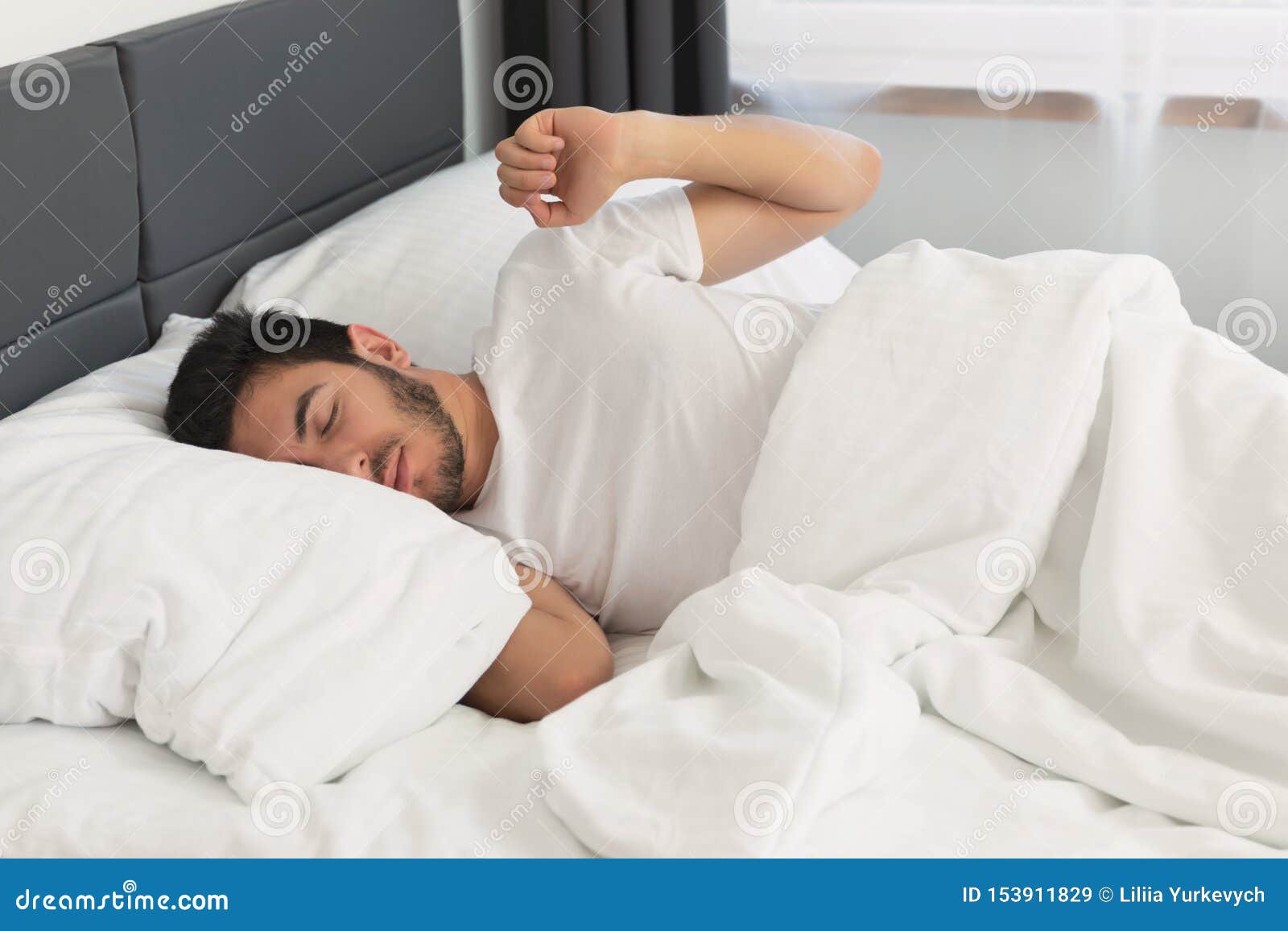 소파에 누워있는 남성은 자고있다 사진 무료 다운로드 - Lovepik