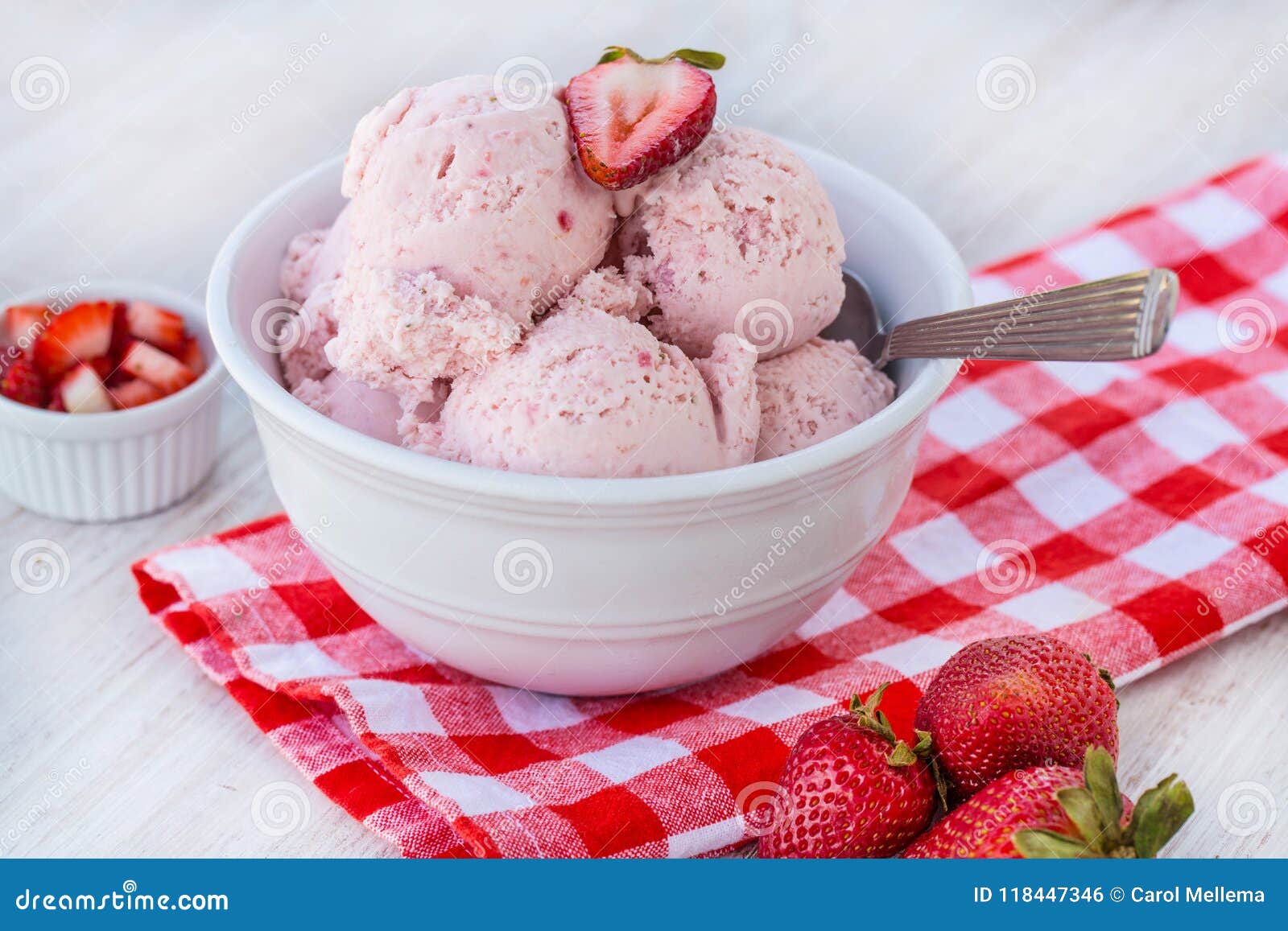 草莓冰淇淋图片素材-编号22501992-图行天下