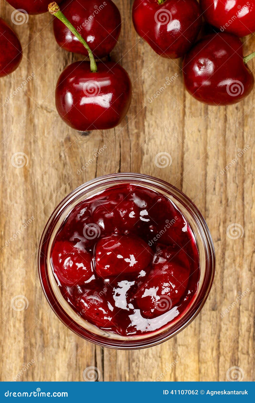 成熟的红樱桃. 突显的白色背景中装满甜樱桃的碗. 文件包含剪辑路径 库存图片 - 图片 包括有 饮食, 玻璃: 246952615