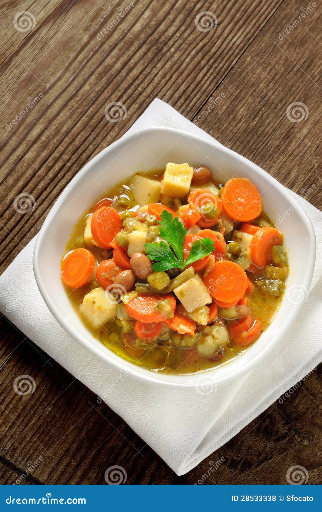 在白色碗的健康汤用红萝卜、土豆和荷兰芹 库存图片. 图片 包括有 新鲜, 罗马尼亚语, 烹调, 草本, 宏指令 - 115223613