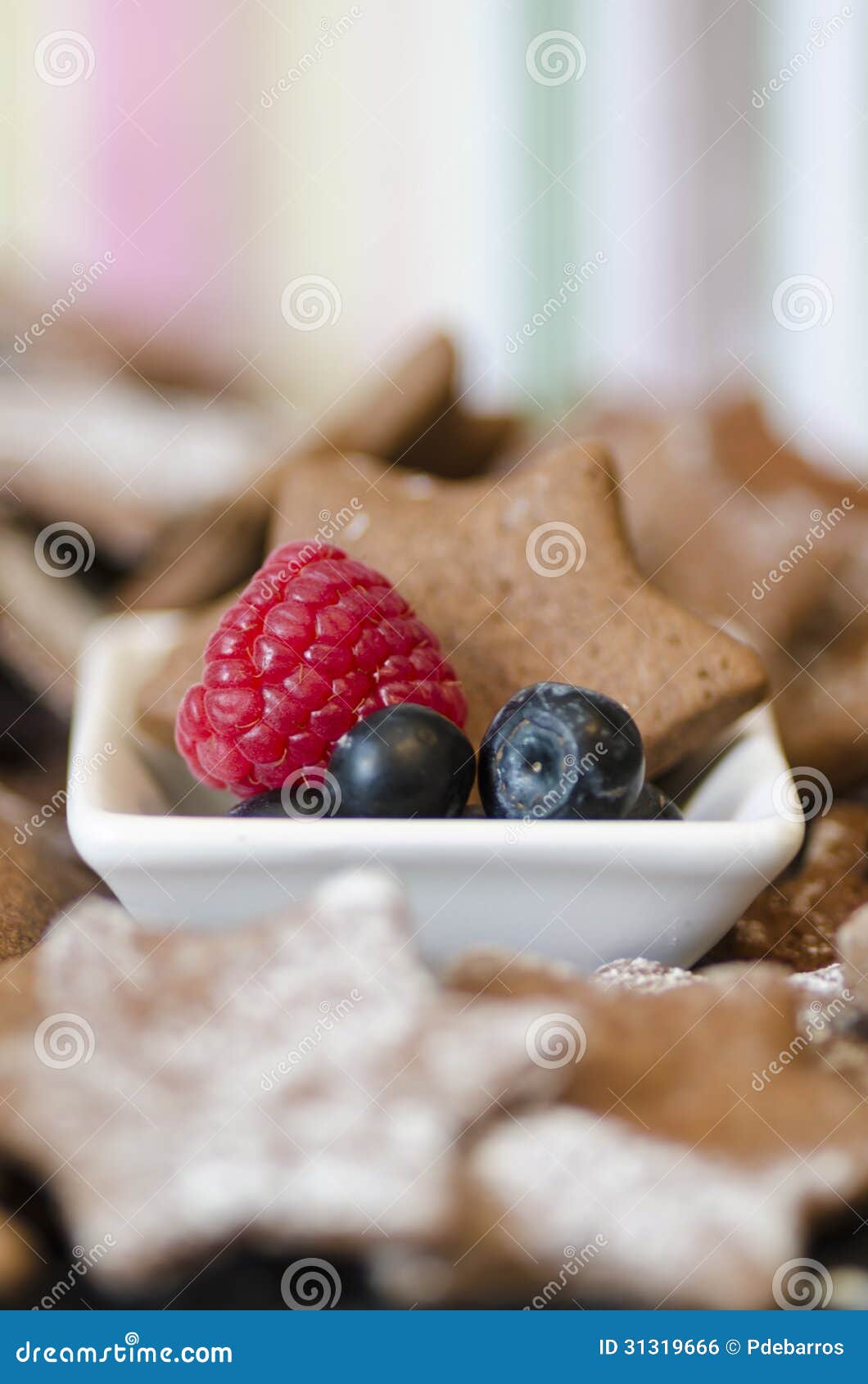 碗用新鲜的莓和蓝莓. 滚保龄球用新鲜的莓蓝莓和一个鲜美新近地被烘烤的星曲奇饼在季节性传统的圣诞节