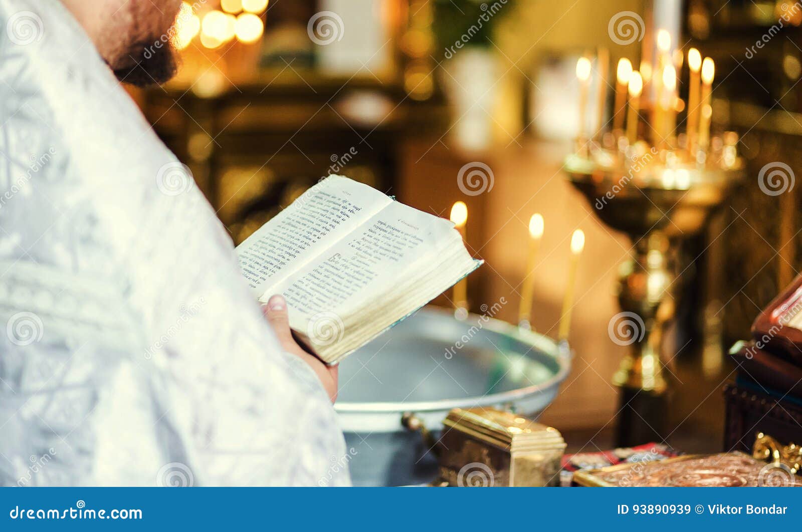 手里拿着圣经的男人 信仰、精神和宗教概念 库存图片. 图片 包括有 基督徒, 基督, 男人, 晒裂, 书目 - 175855671