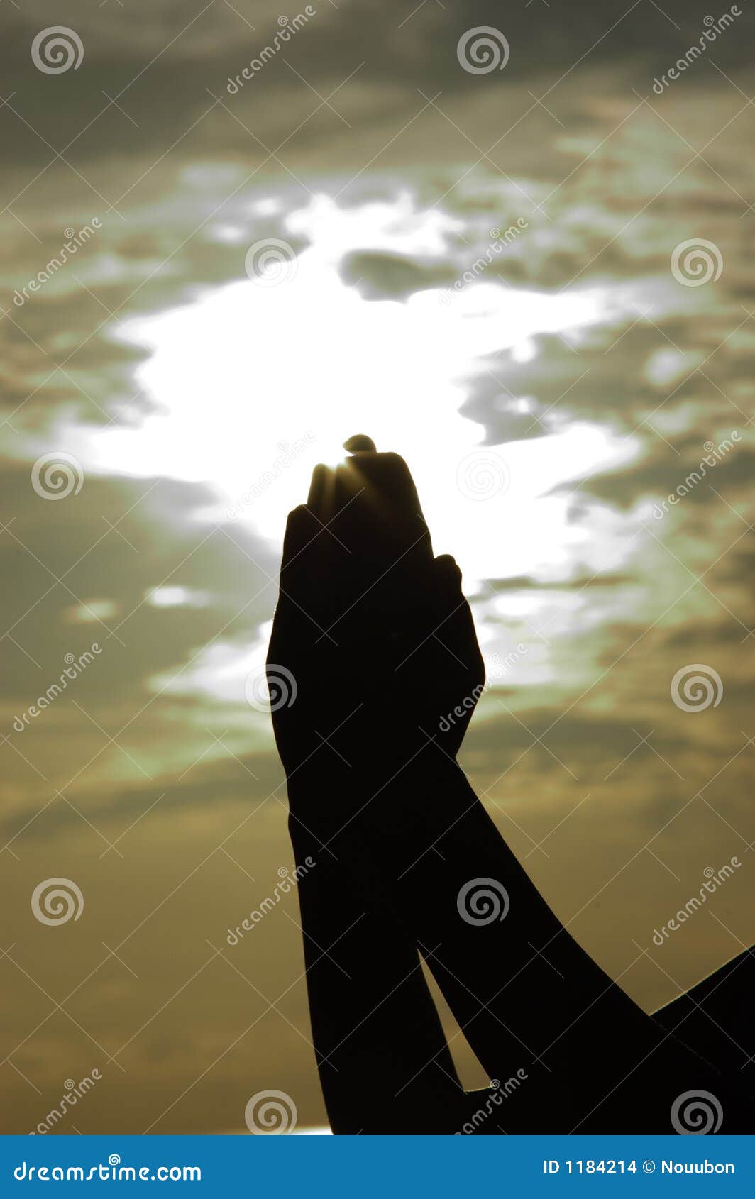 基督教团体的人们手牵着手祈祷，崇拜，相信和圣经在一个木桌上的虔诚或祈祷会议的概念。“n照片摄影图片_ID:412944956-Veer图库