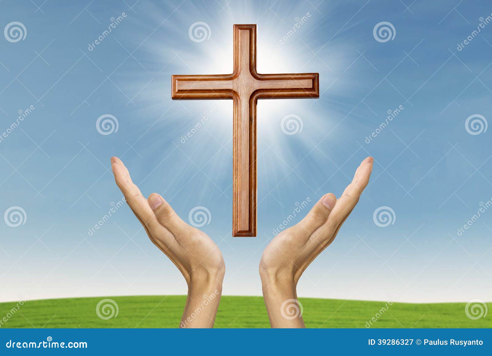 祈祷女性的手拿着有耶稣基督的一个念珠十字架或耶稣受难象的在黑背景 库存图片 - 图片 包括有 珠子, 精神: 103739189
