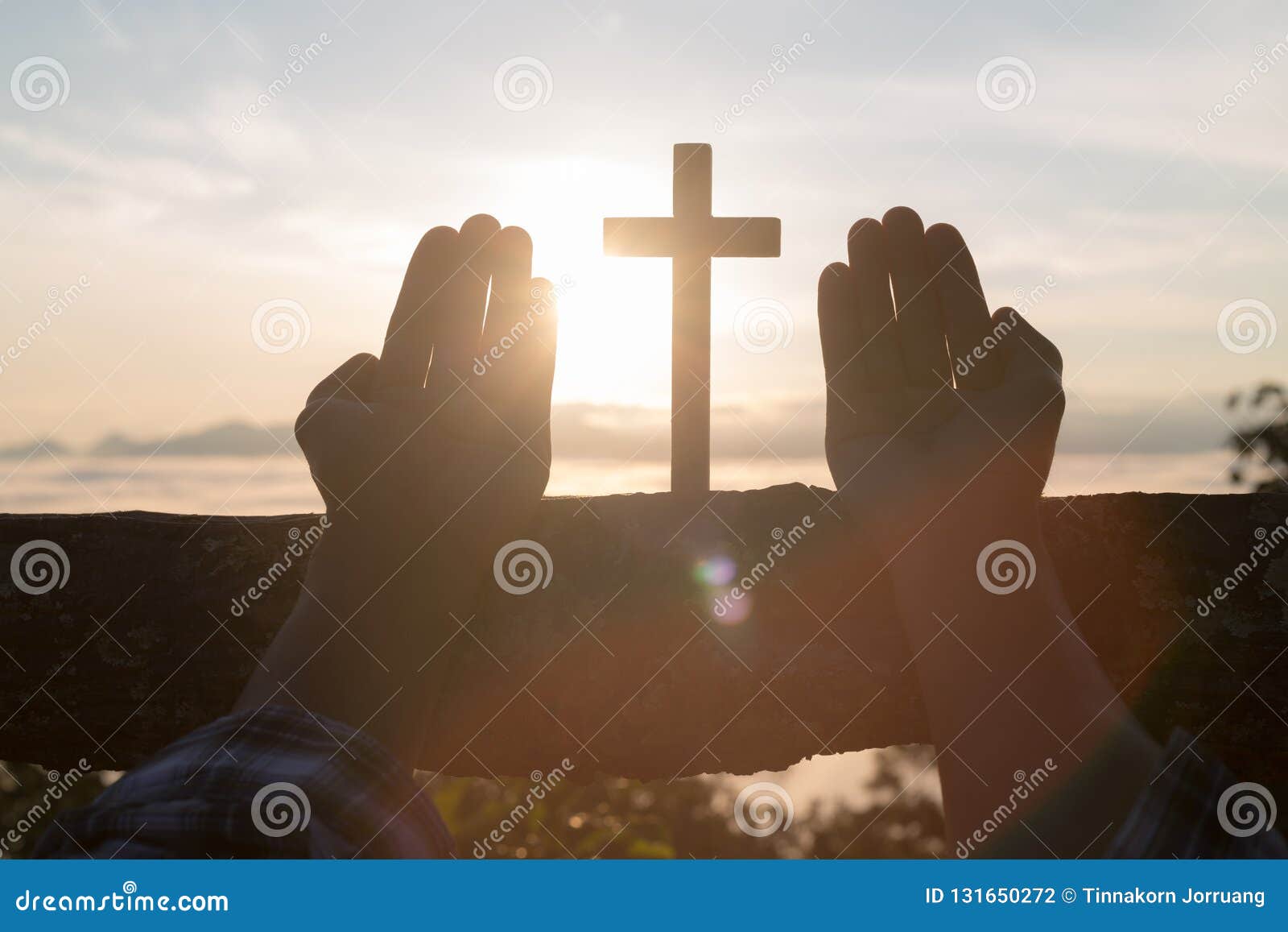 一位年轻女子手中的十字架，用手掌祈祷把圣经放在教堂的神的神圣祝福上。 库存图片 - 图片 包括有 调解, 教会: 184331691