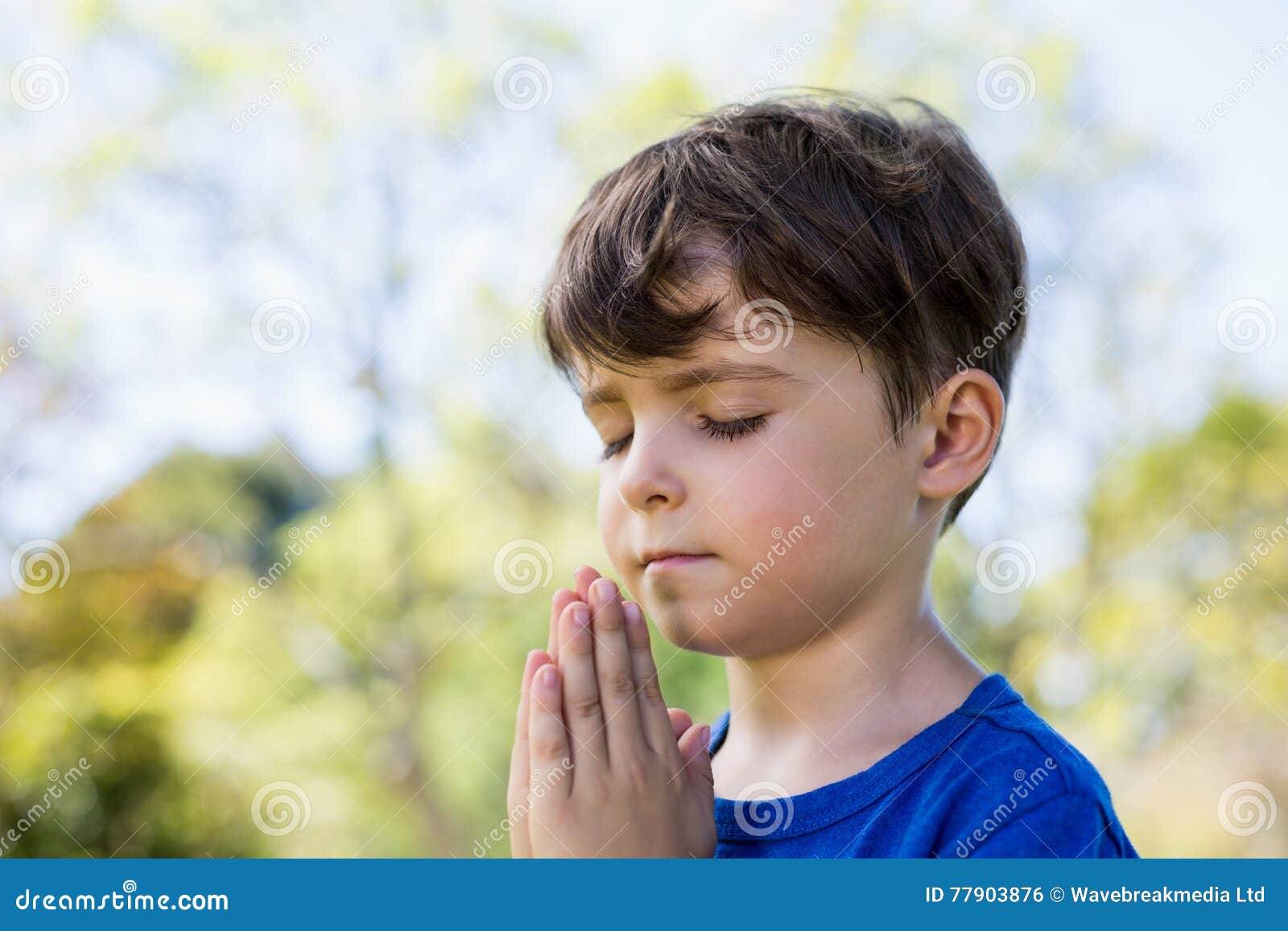 祈祷的男孩画象黑暗的背景的 库存照片. 图片 包括有 宽容, 雍容, 信任, 孩子, 少许, 基督徒, 和平 - 151296004
