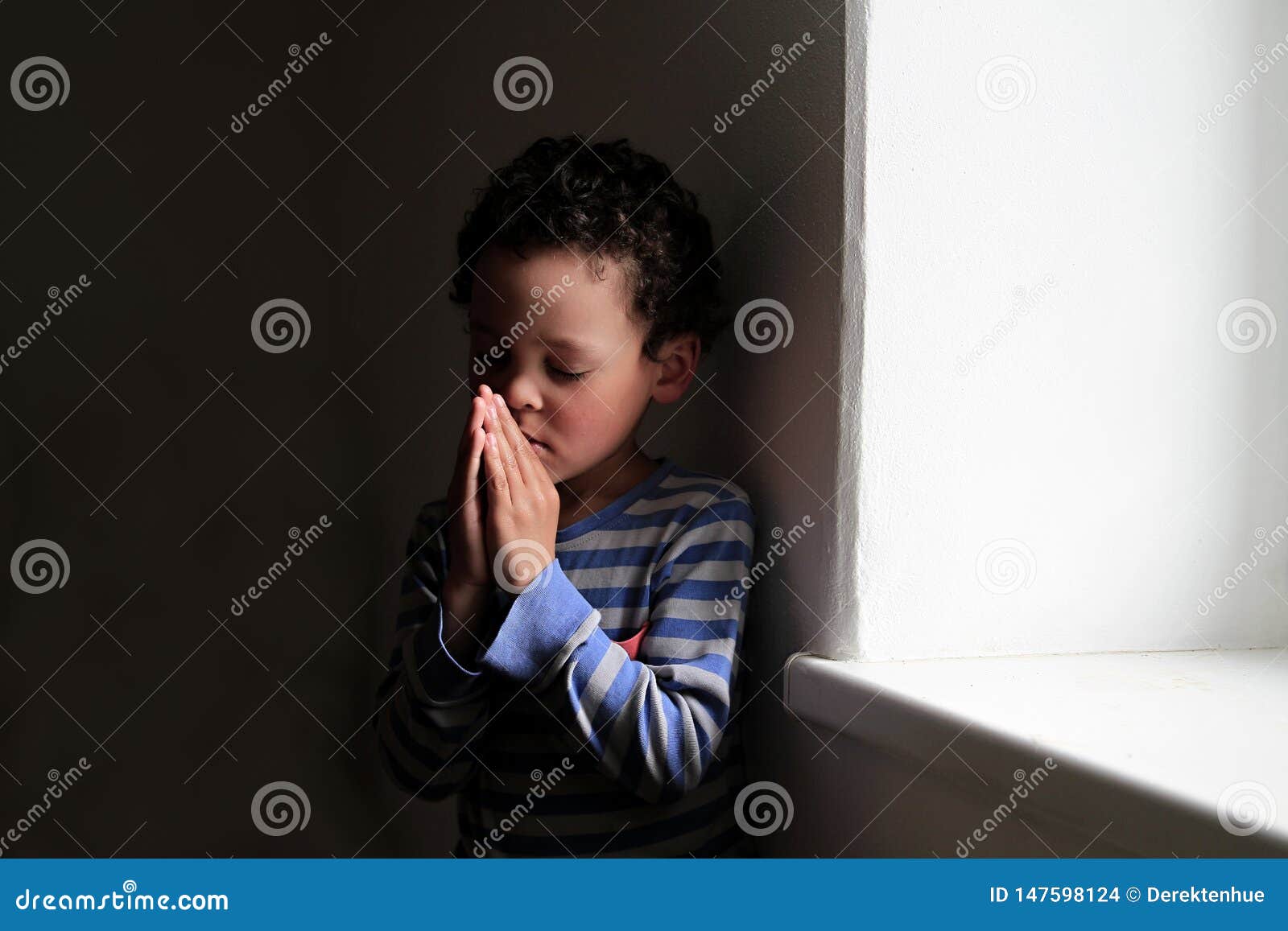 在家祈祷对上帝的宗教年轻人 库存照片. 图片 包括有 信仰, 上帝, 现有量, 成人, 书目, 虔诚, 相信 - 151268326