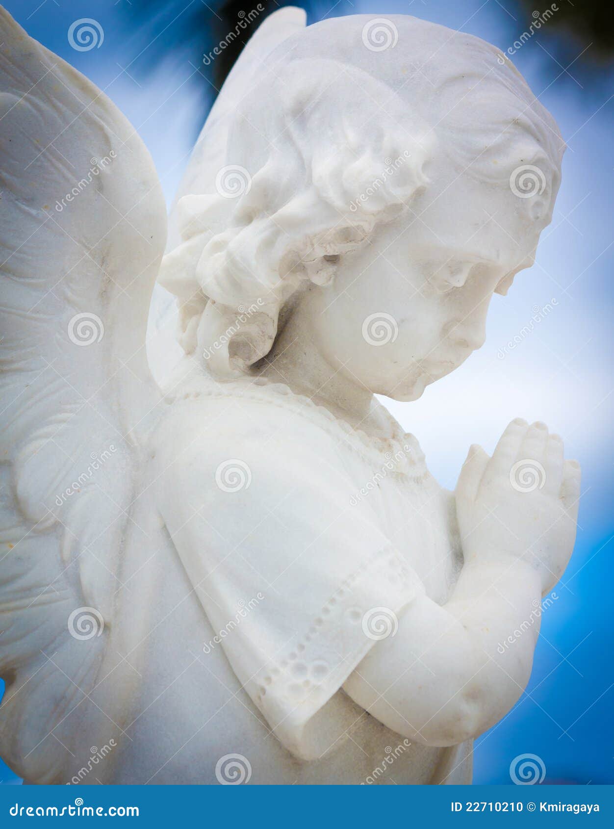 天使女孩小的祈祷的佩带的翼 库存照片. 图片 包括有 祷告, 头发, 女孩, 宗教, 空白, 少许, 一起 - 12353108