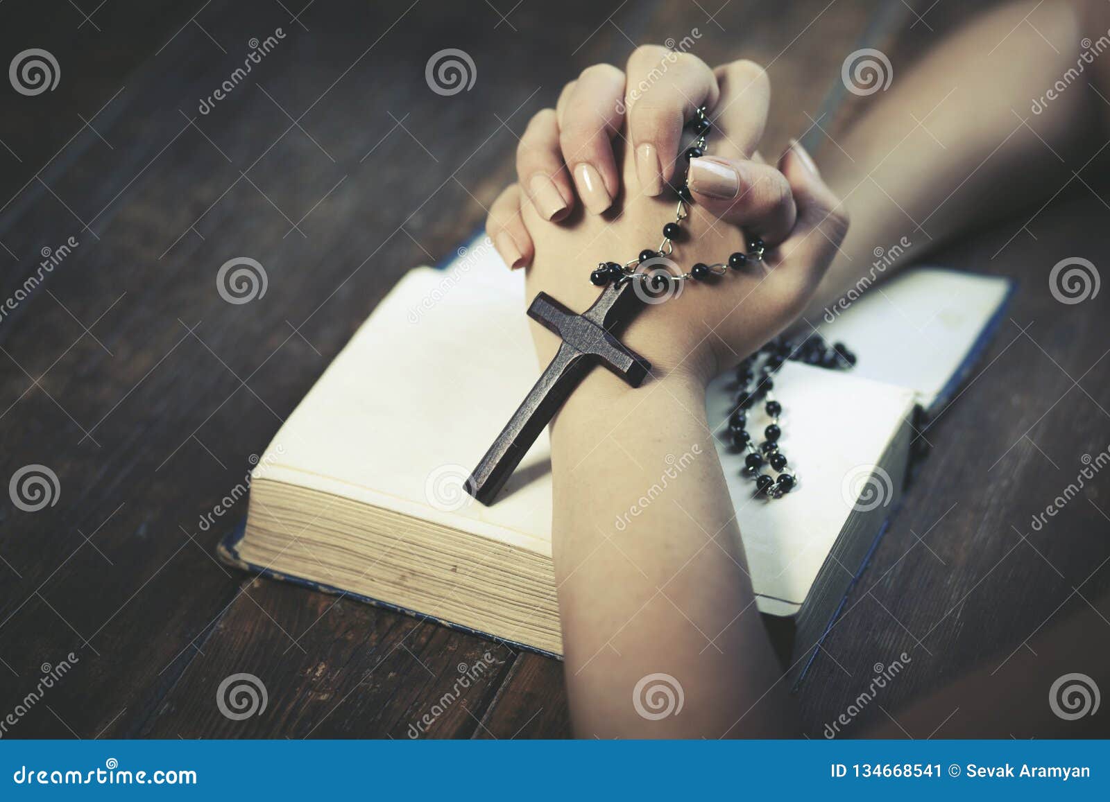 手拿十字架祈祷的老人图片素材-编号27712371-图行天下