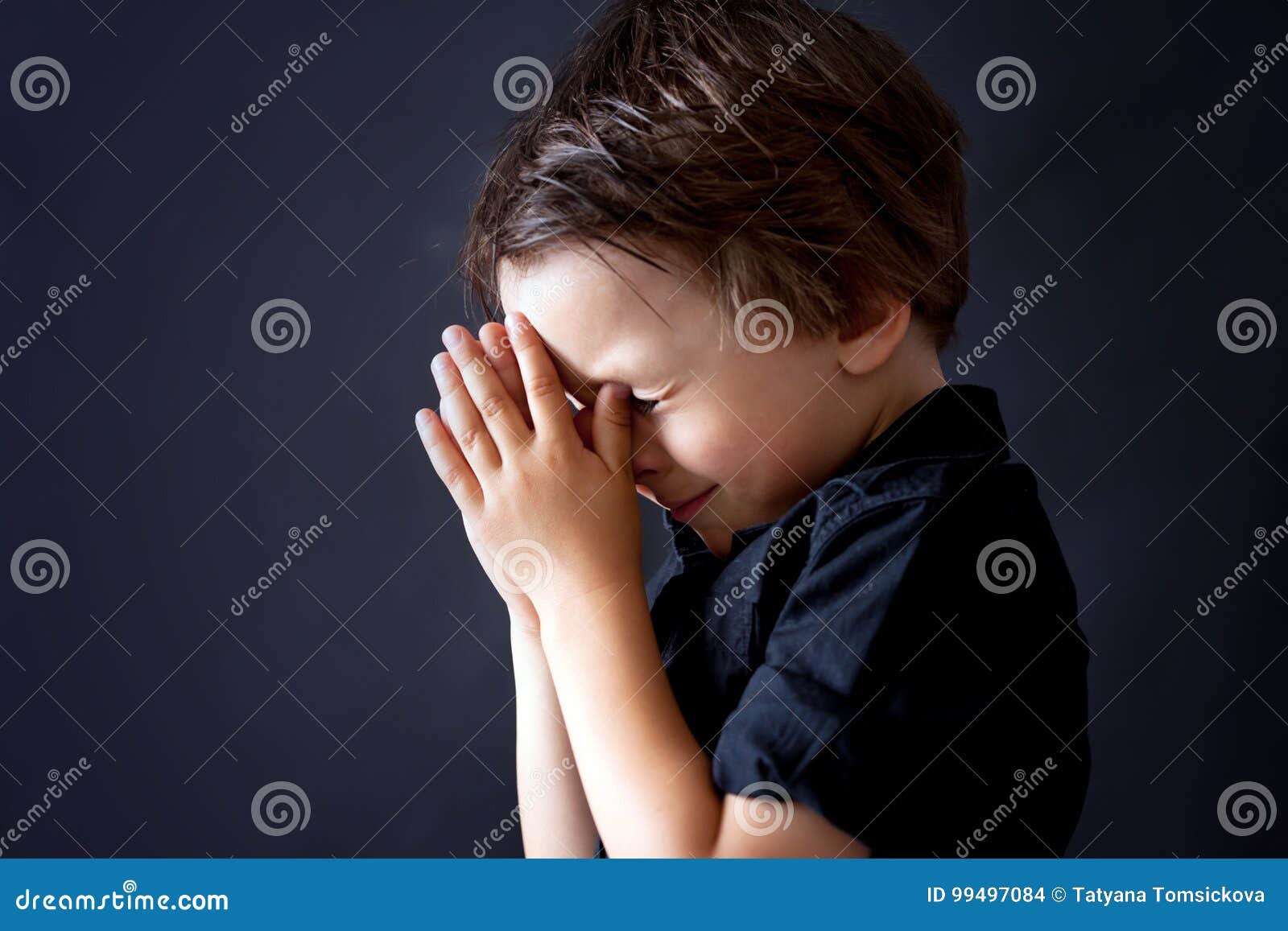 小男孩在祈祷 库存图片. 图片 包括有 基督徒, 孩子, 背包, 圣洁, 圣诞节, 上帝, 热爱, 表面 - 187297127
