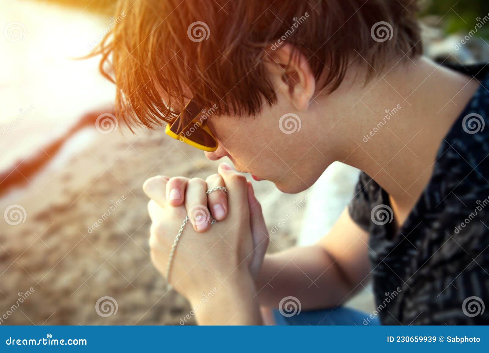 祷告的手势,基督教手势顺序图,祷告的正确手势_大山谷图库