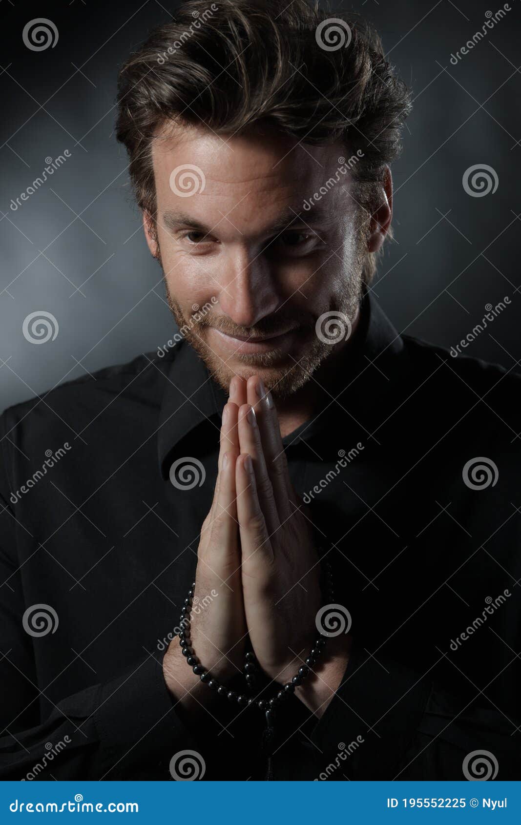 表情年轻的男性穿着夹克 双手合十祈祷 看起来很可爱自信夹克男人图片素材-编号60674859-图行天下