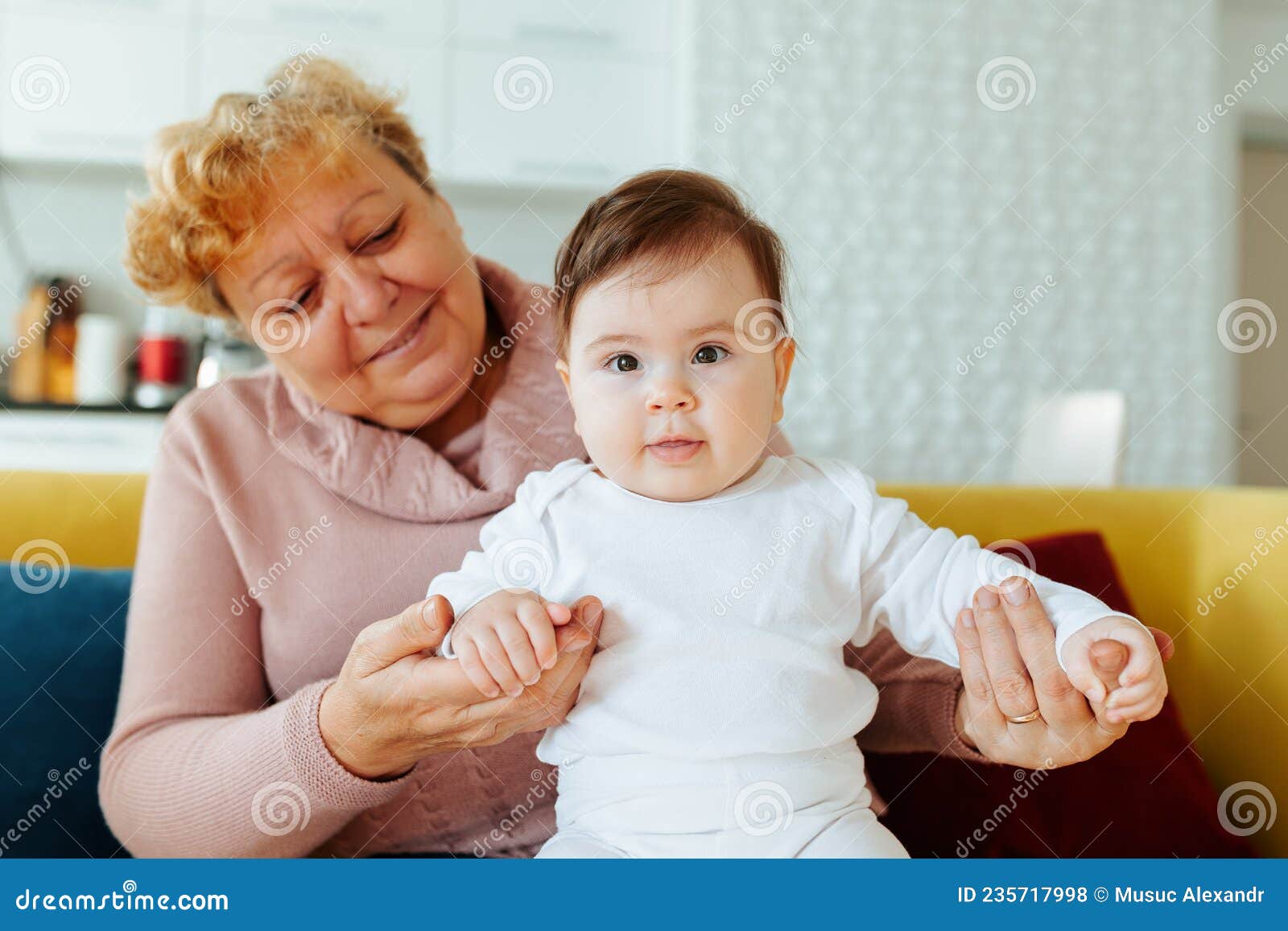 奶奶和孙女图片大全-奶奶和孙女高清图片下载-觅知网