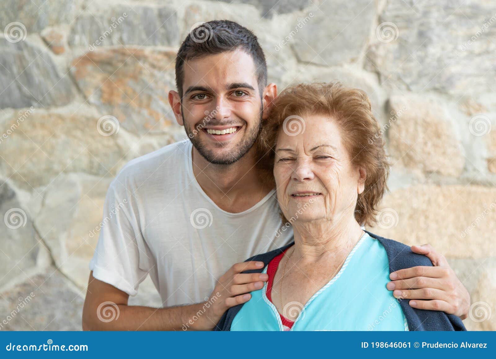 祖母和孙子 库存照片. 图片 包括有 子项, 交互选择, 的闪烁, 乐趣, 妇女, 长辈, 互联网, 年轻 - 56085000
