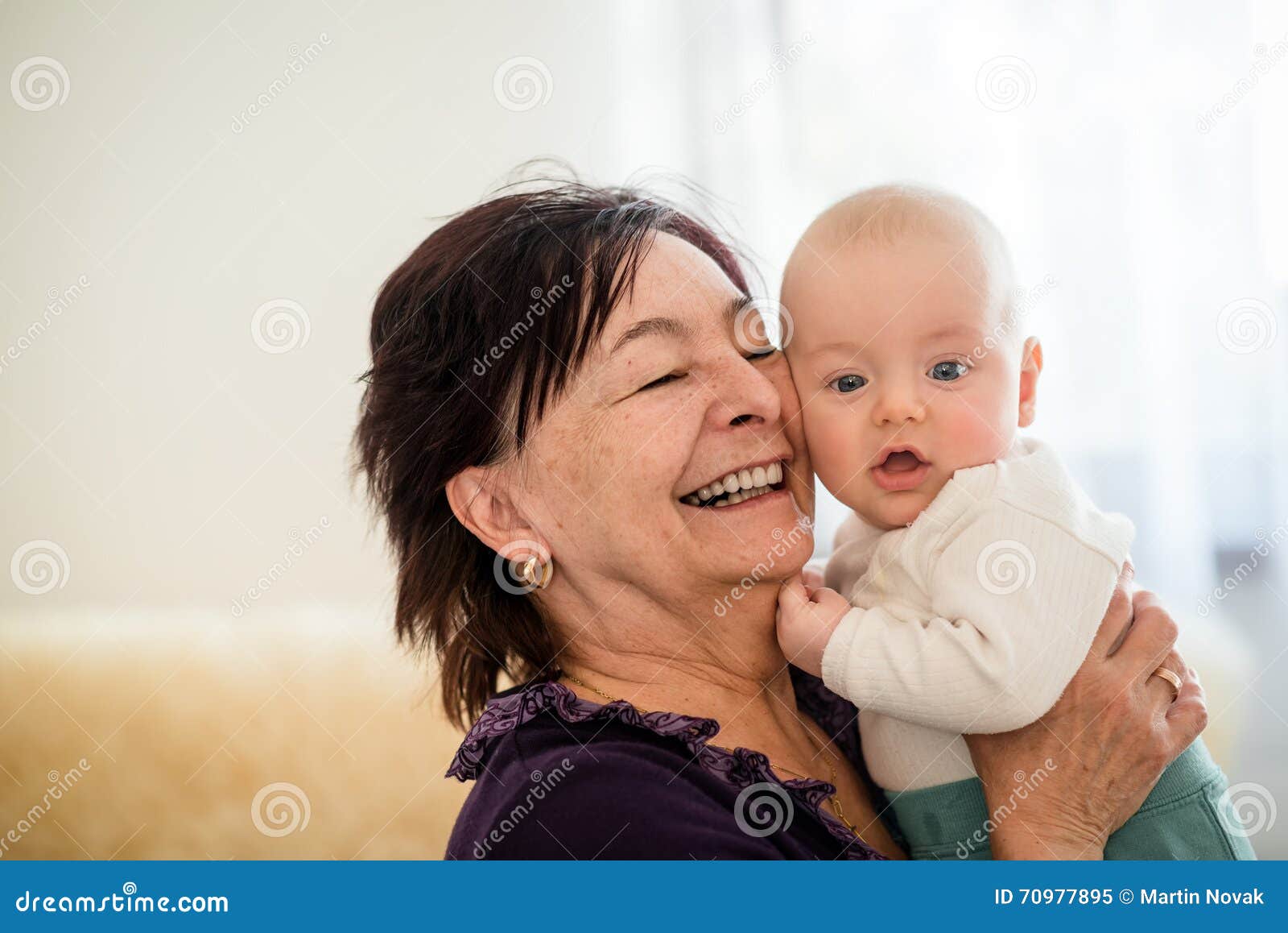快乐的祖母和孙女看着远方与 库存照片. 图片 包括有 背包, 情感, 愉快, 高级, 孙子, 敬慕, 逗人喜爱 - 221419306