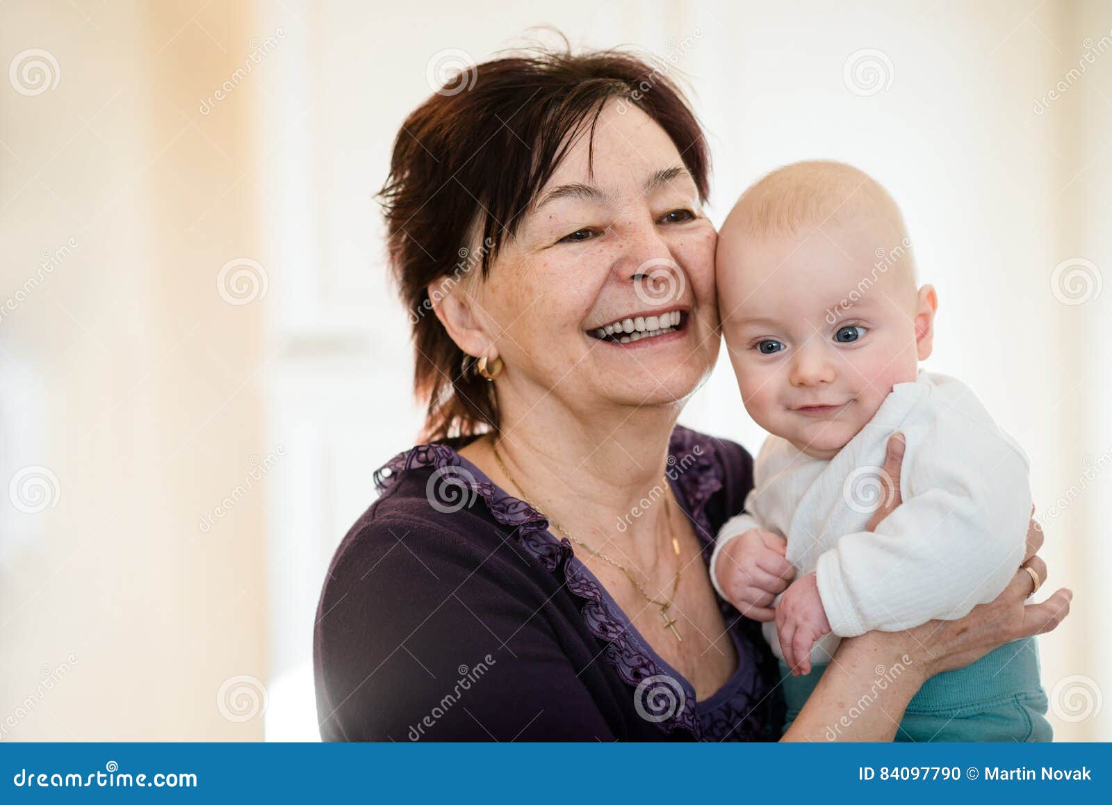 祖母和孙子 库存图片. 图片 包括有 祖父项, 婴儿, 拥抱, 年长, 背包, 查出, 逗人喜爱, 看顾 - 66769267