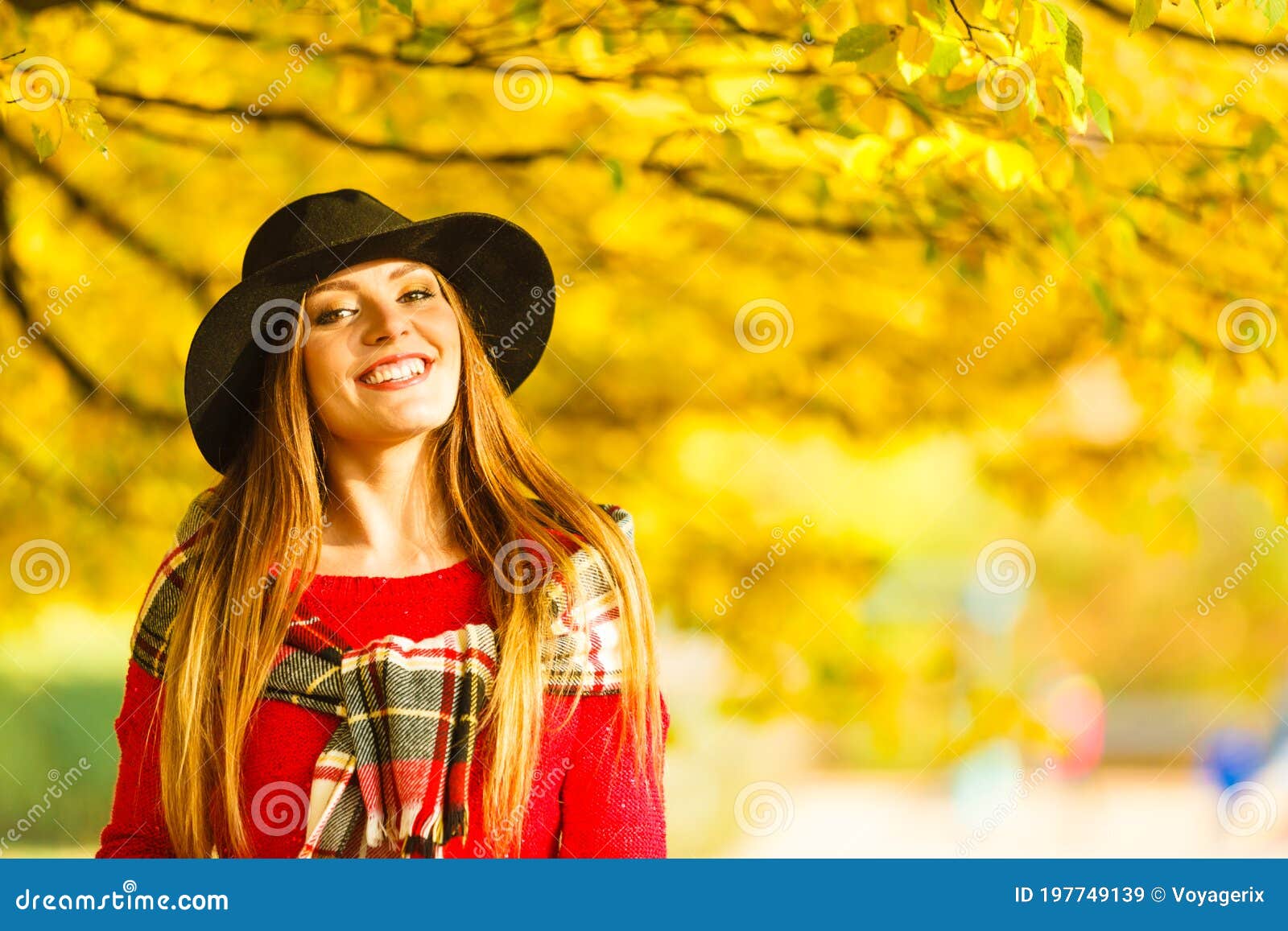 秋季里的美女图片素材-编号26812020-图行天下