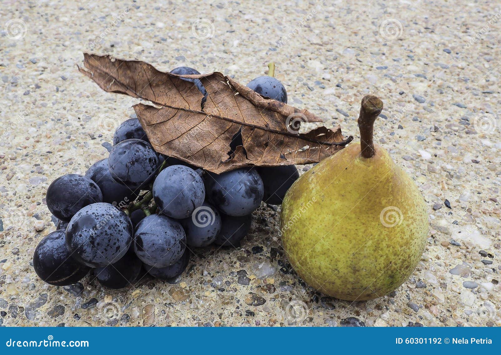 秋天收获果子. 秋天havest果子，梨，葡萄，核桃，在木背景的万寿菊