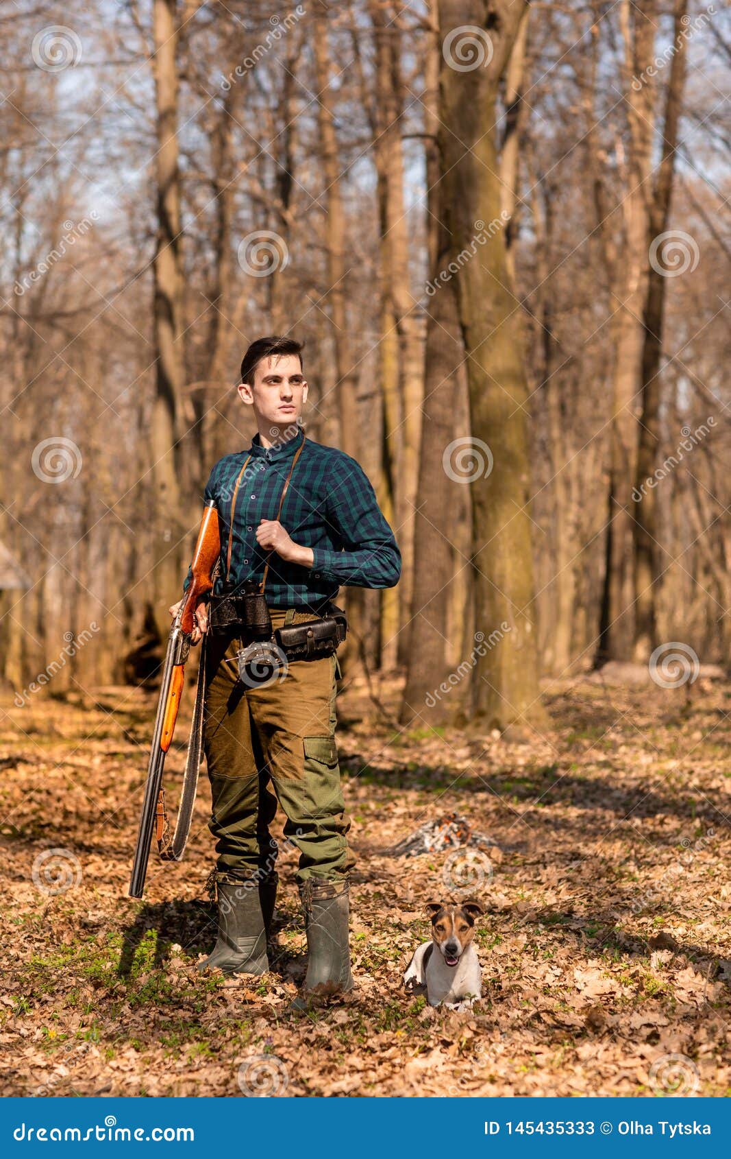 与猎枪的猎人在森林里 库存图片. 图片 包括有 猎枪, 射击, 专业人员, 人员, 纬向条花, 森林, 结构树 - 73035659