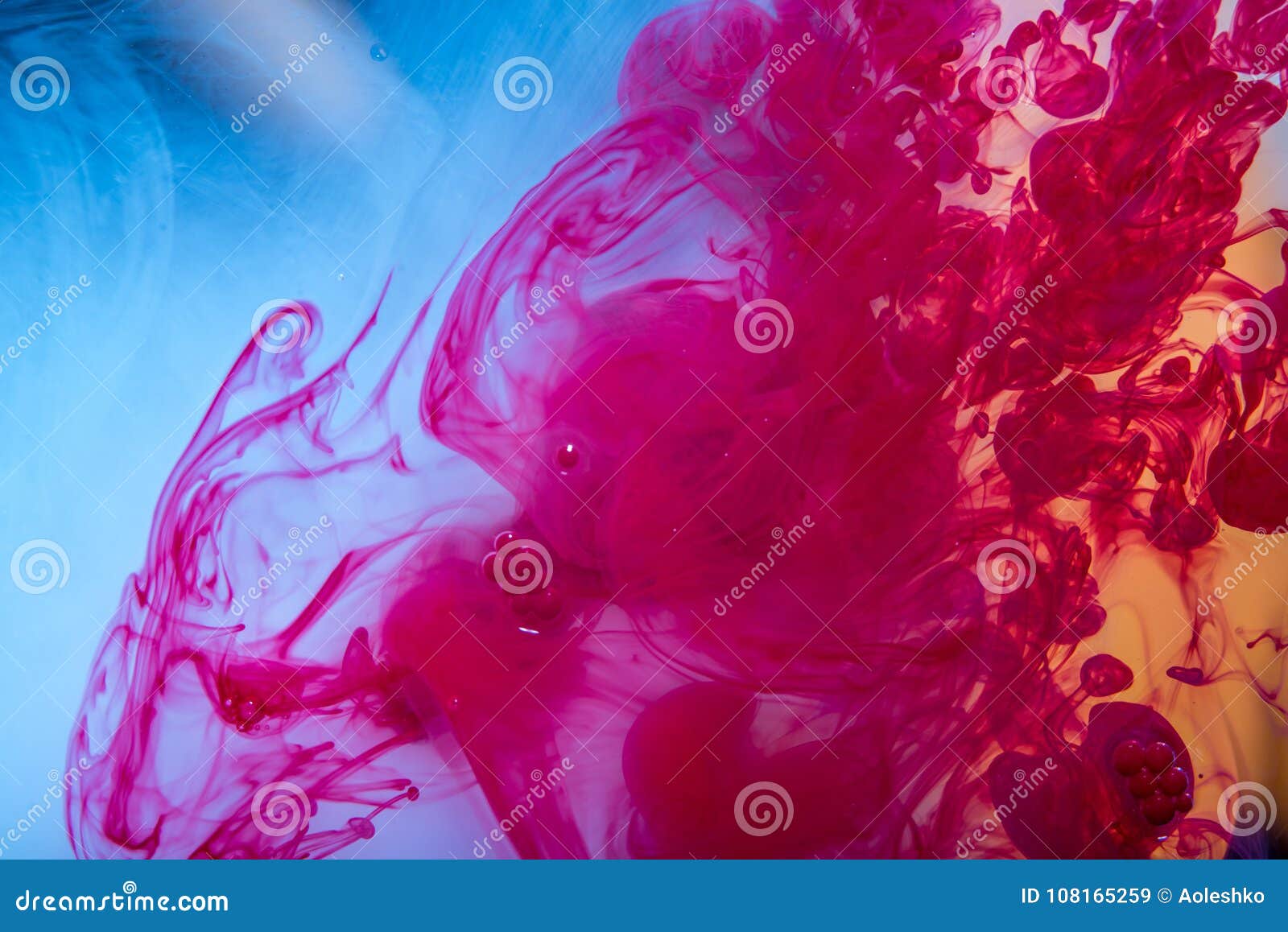移动在水中的红色油漆漩涡喜欢在蓝色背景的烟 抽象背景概念