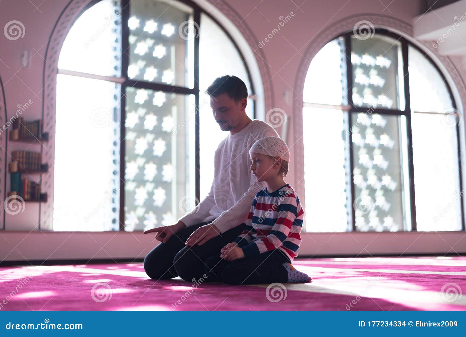 可爱的穆斯林男孩正在祈祷垫上祈祷 向量例证. 插画 包括有 朋友, 阿拉伯人, 夫人, 男朋友, 帽子 - 271158002