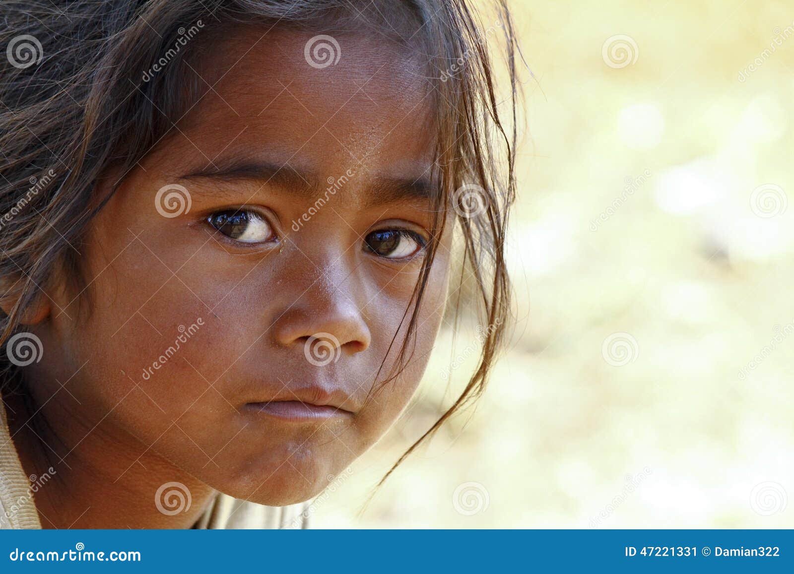 一个未认出的可怜的女孩在看照相机的一个小村庄 编辑类照片. 图片 包括有 童年, 严重, 土气, 少许 - 122840701