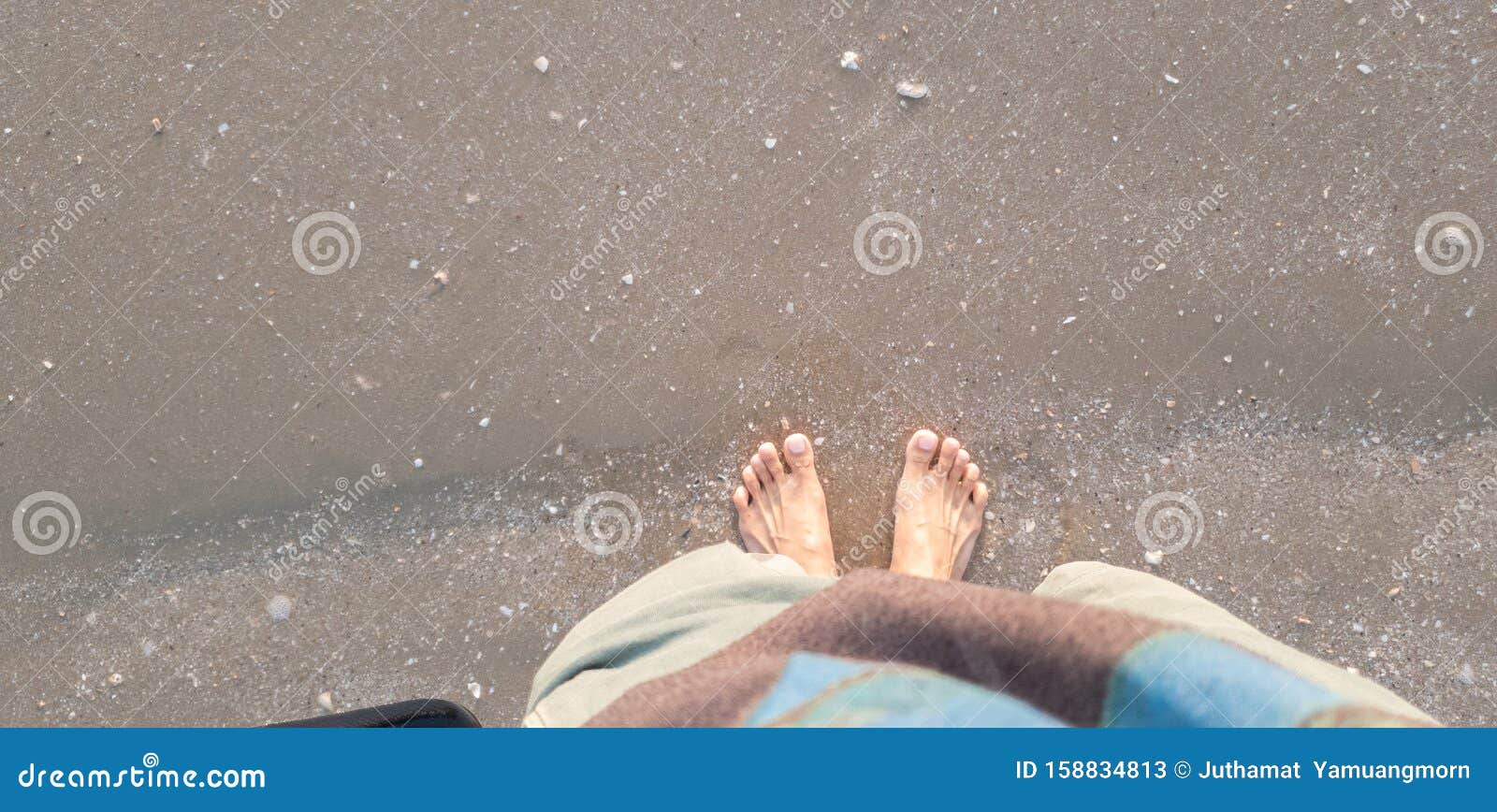 沙滩上跳跃的男人图片素材-编号27571418-图行天下