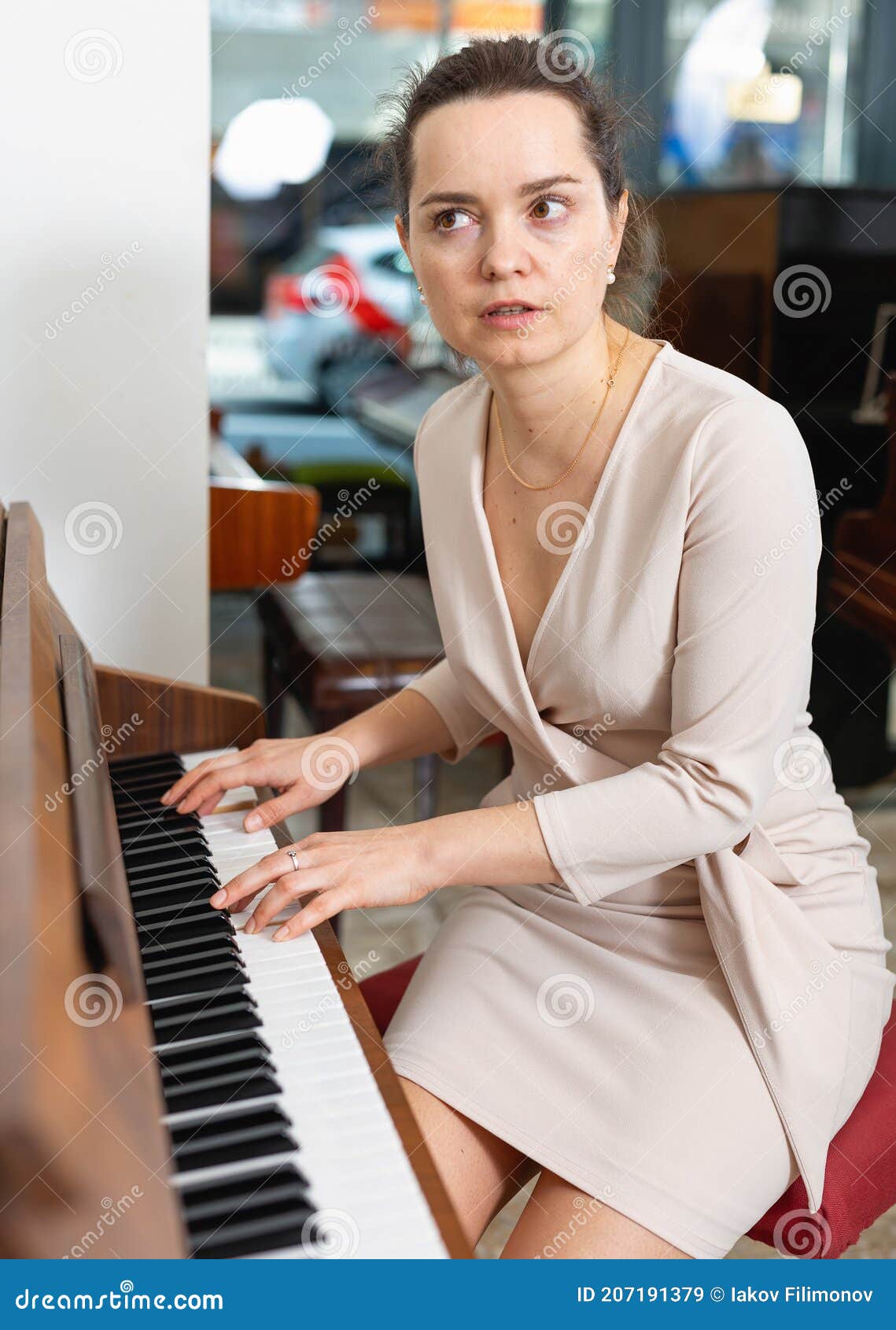 「最正女鋼琴家」李元玲辣照曬不完 誘人的魔鬼身材並非一日養成 | 引新聞