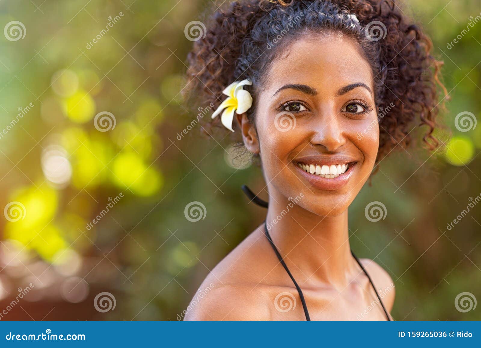 女性一位年轻漂亮的黑人女子微笑的画像黑发种族拉美裔图片素材-编号60033631-图行天下