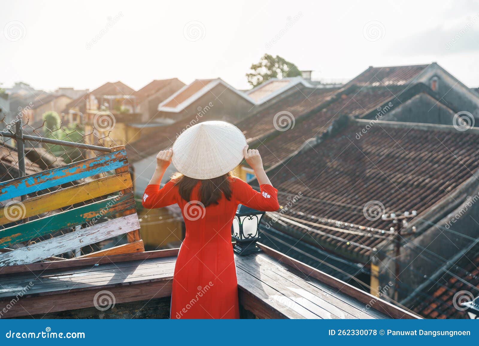 穿着ao Dai越南服饰的幸福女子在会海市的屋顶观光. 地标和 库存图片 - 图片 包括有 目的地, 传统: 262330071