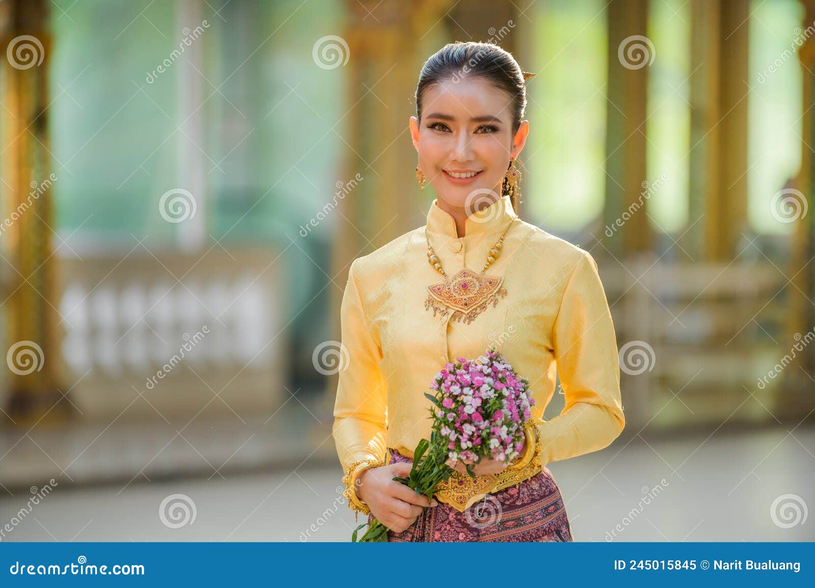 泰国美女穿泰式传统服饰的特写 库存图片. 图片 包括有 特写镜头, 表面, 方式, 迷住, 伙计, 织品 - 176532611