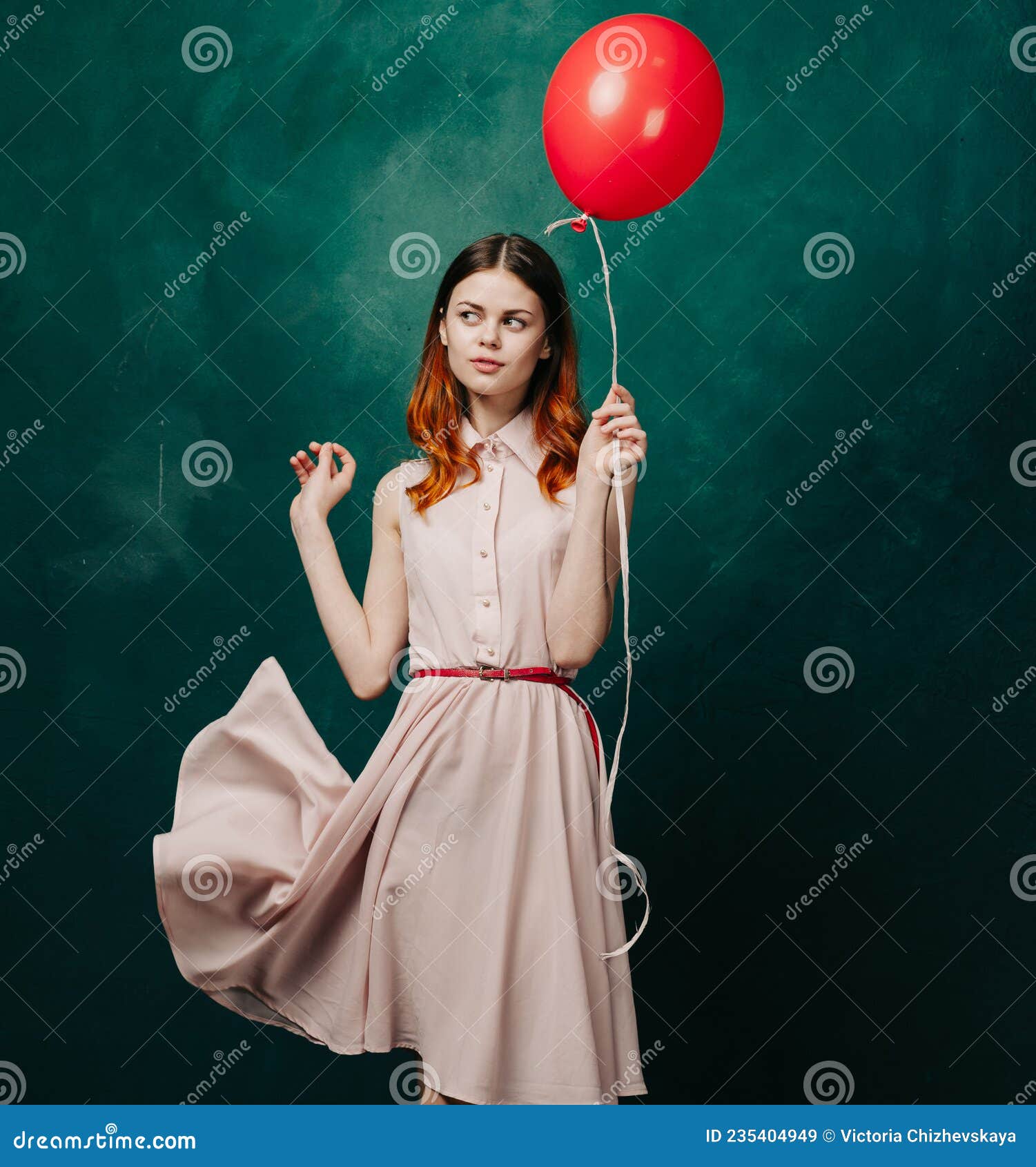 快乐和自由。可爱的华丽微笑女孩玩五颜六色的气球。年轻可爱的长发女人在夏天玩得开心。拿着一堆彩色气球的女人动物植物免费下载_jpg格式_2376像素_编号43623168-千图网