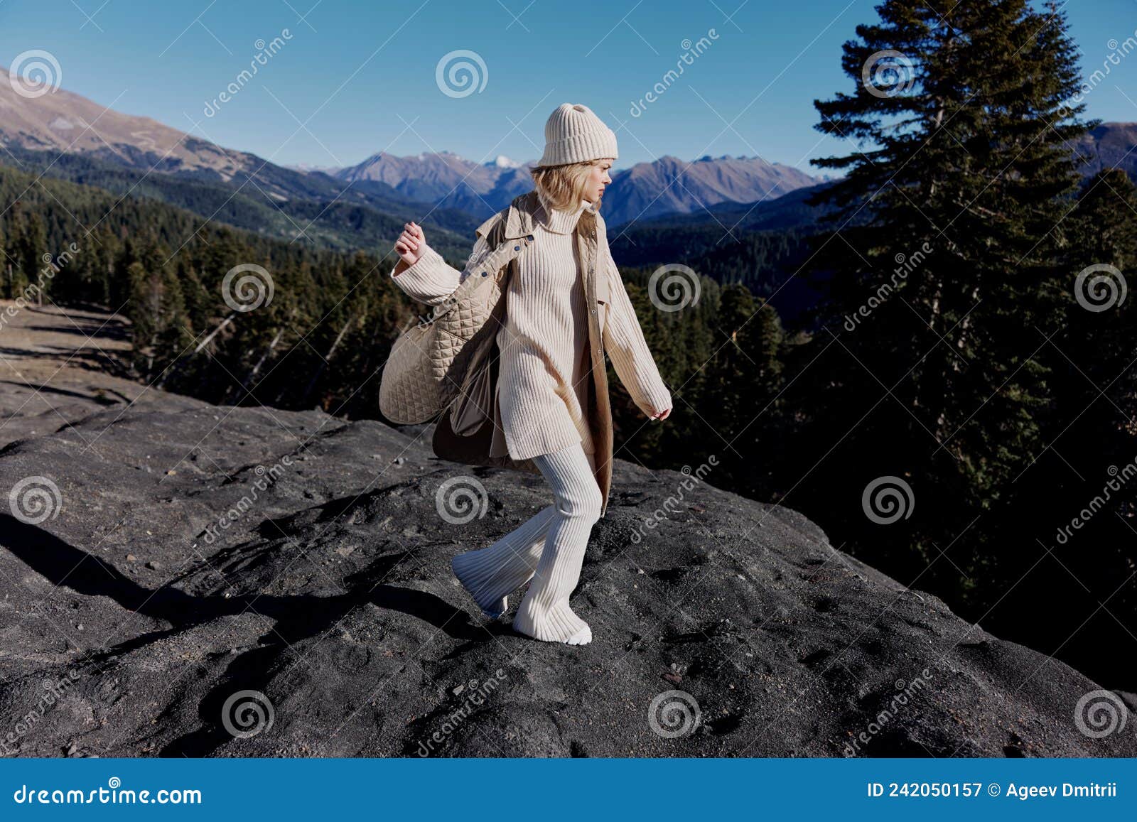 一个女人在两个悬崖之间跳。插画图片素材_ID:312478546-Veer图库