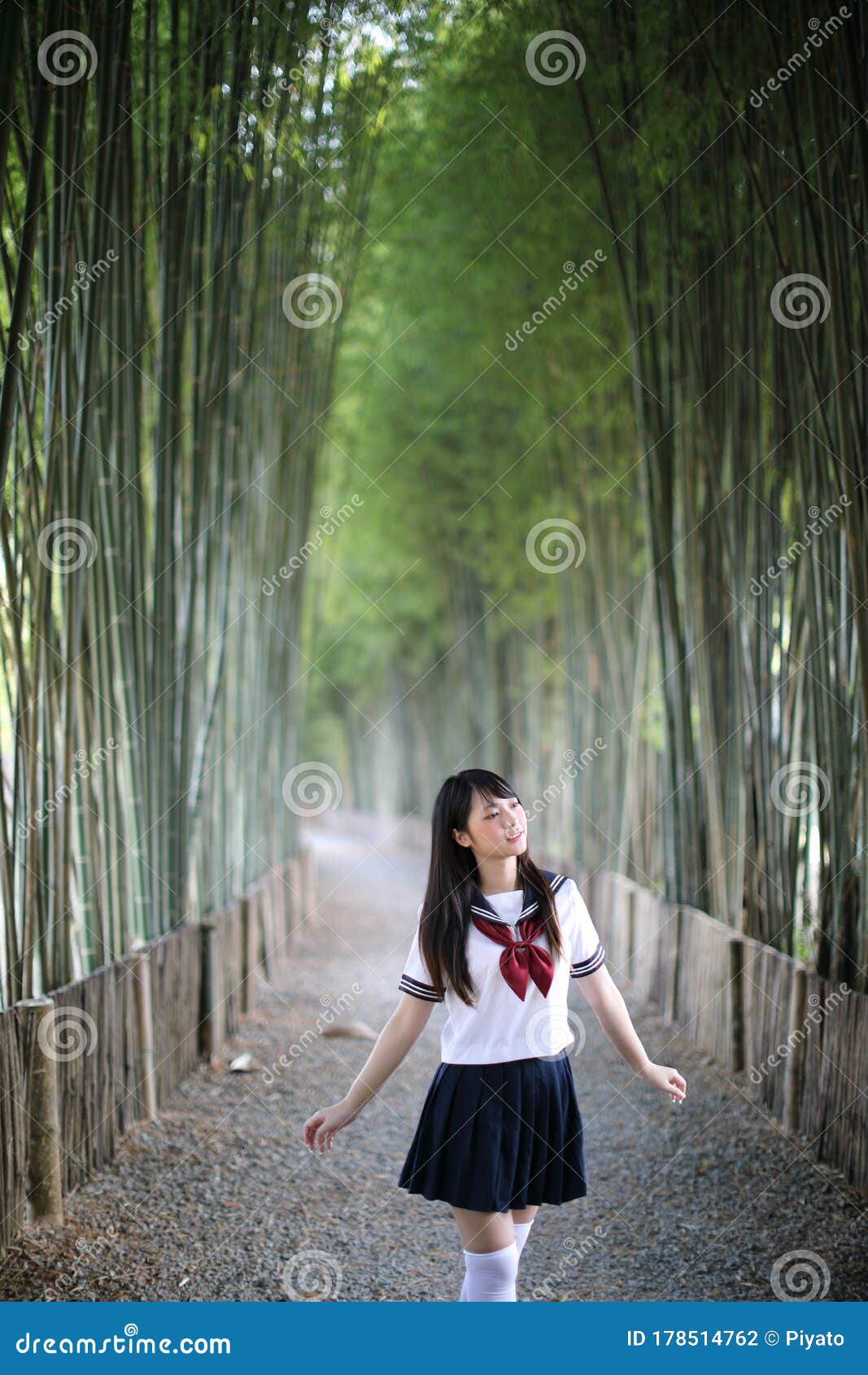 竹林背景下美丽的亚洲日本高中女生制服肖像人物形象免费下载_jpg格式_4480像素_编号43613470-千图网