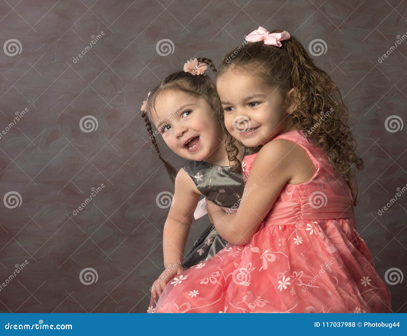 壁纸1024×768黑白儿童摄影 卷发小女孩图片壁纸壁纸,爱与纯真-可爱婴儿儿童摄影壁纸壁纸图片-摄影壁纸-摄影图片素材-桌面壁纸