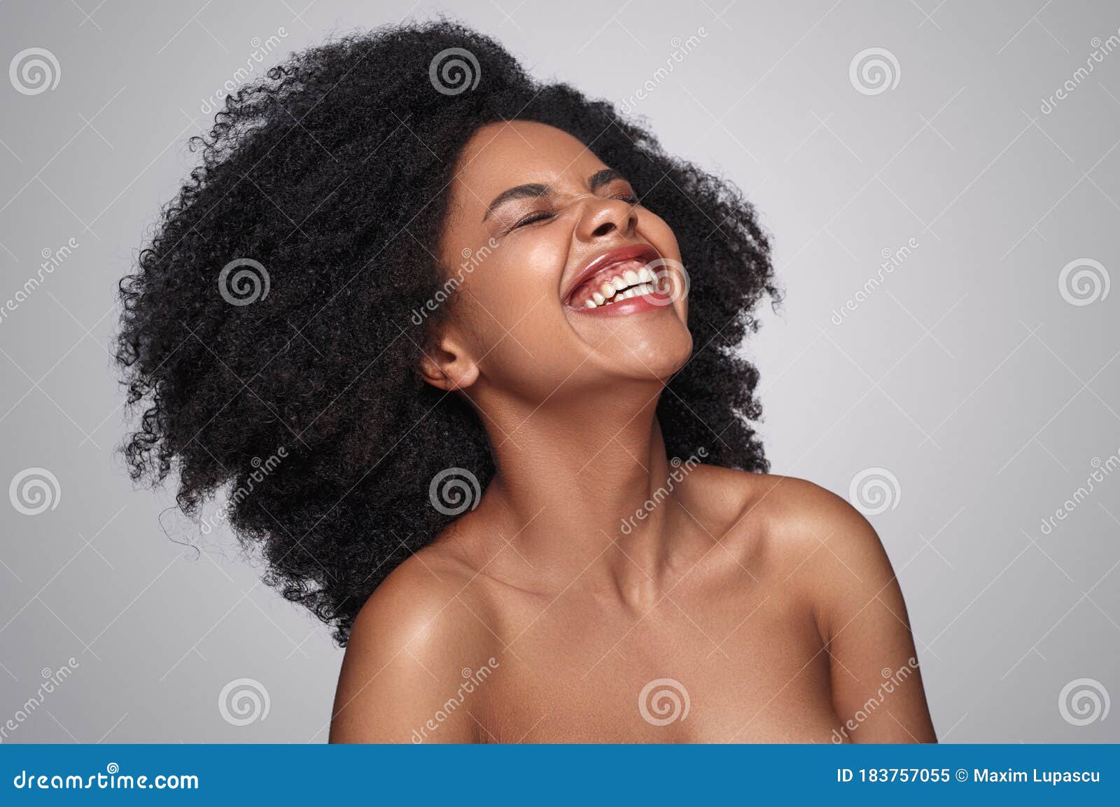 黑人头发的非洲裔美国女孩的美丽肖像。漂亮的黑人妇女。化妆品、化妆品和时装库存照片1792932268 | Shutterstock