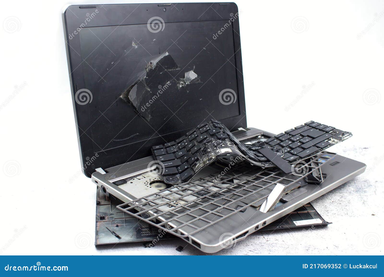 被砸坏的电脑键盘被埋在草地里 库存照片. 图片 包括有 计算机, 适应, 故障, 垃圾, 查出, 经纪 - 252019748