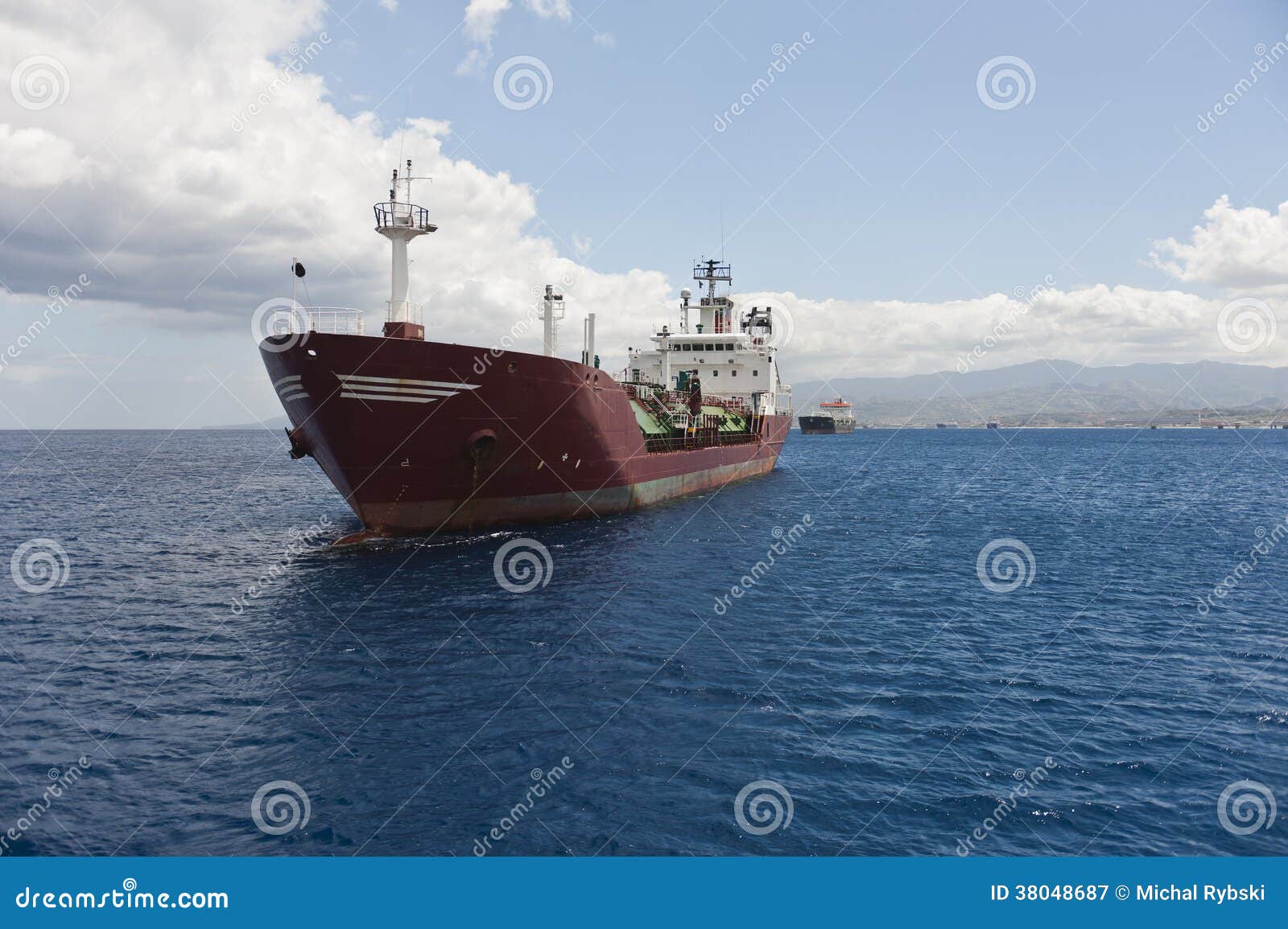 等待的货物. 小组在米拉佐，西西里岛附近的货船。