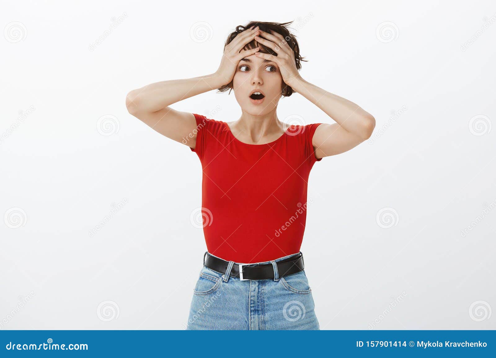 等等惊愕的惊愕，紧张的女人抓头仰起下巴，惊愕的处理惊愕的颤抖