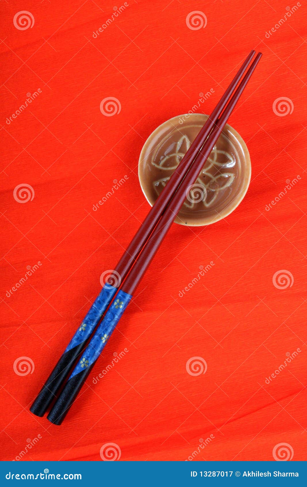 Chopsticks. 红色背景的筷子