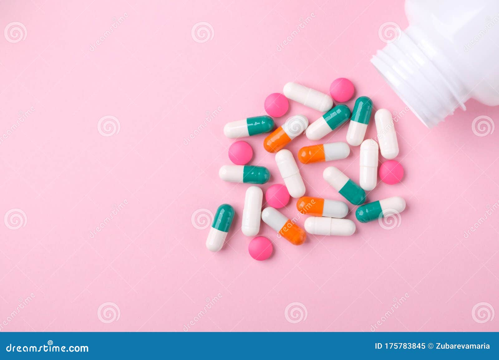 粉红色的药盒和水杯的顶视图 库存图片. 图片 包括有 玻璃, 塑料, 计划, 医学, 药盒, 药片, 剂量 - 211080051