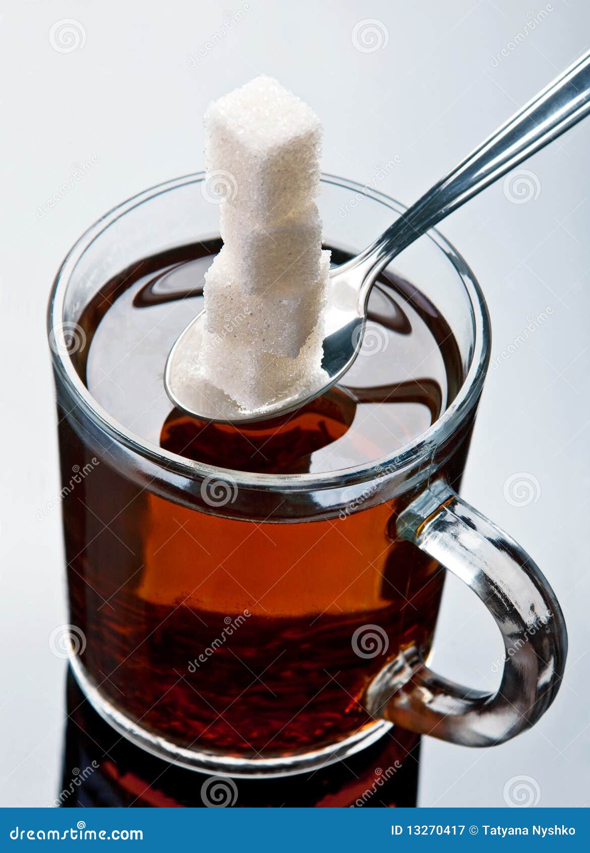 Sugar and tea. 加的饮料特写镜头块糖茶