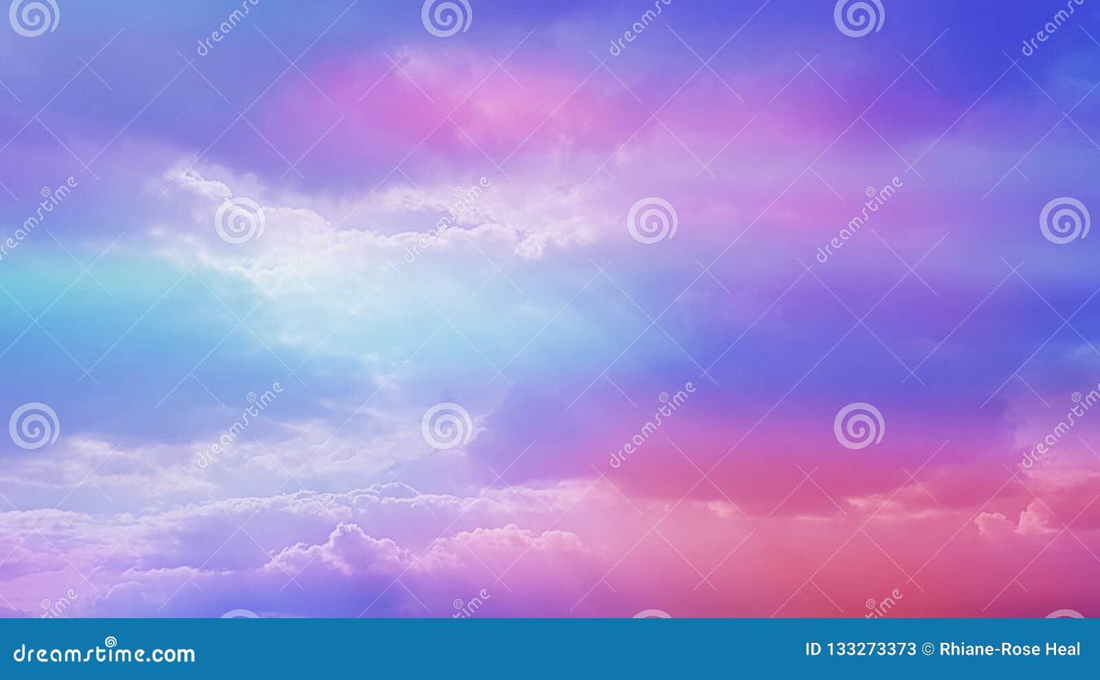紫色和桃红色天空与云彩和阳光