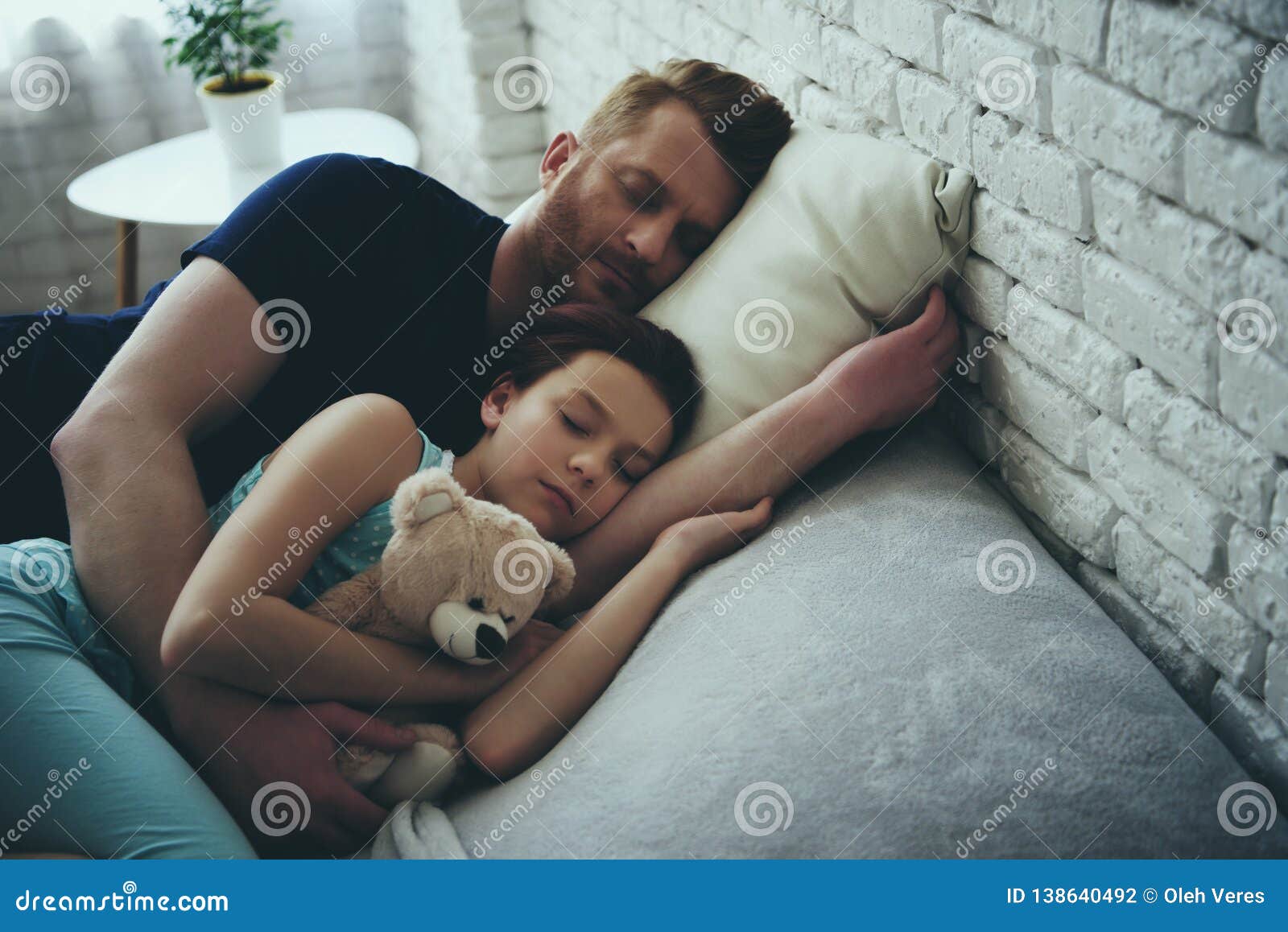 爸爸睡觉素材-爸爸睡觉图片-爸爸睡觉素材图片下载-觅知网