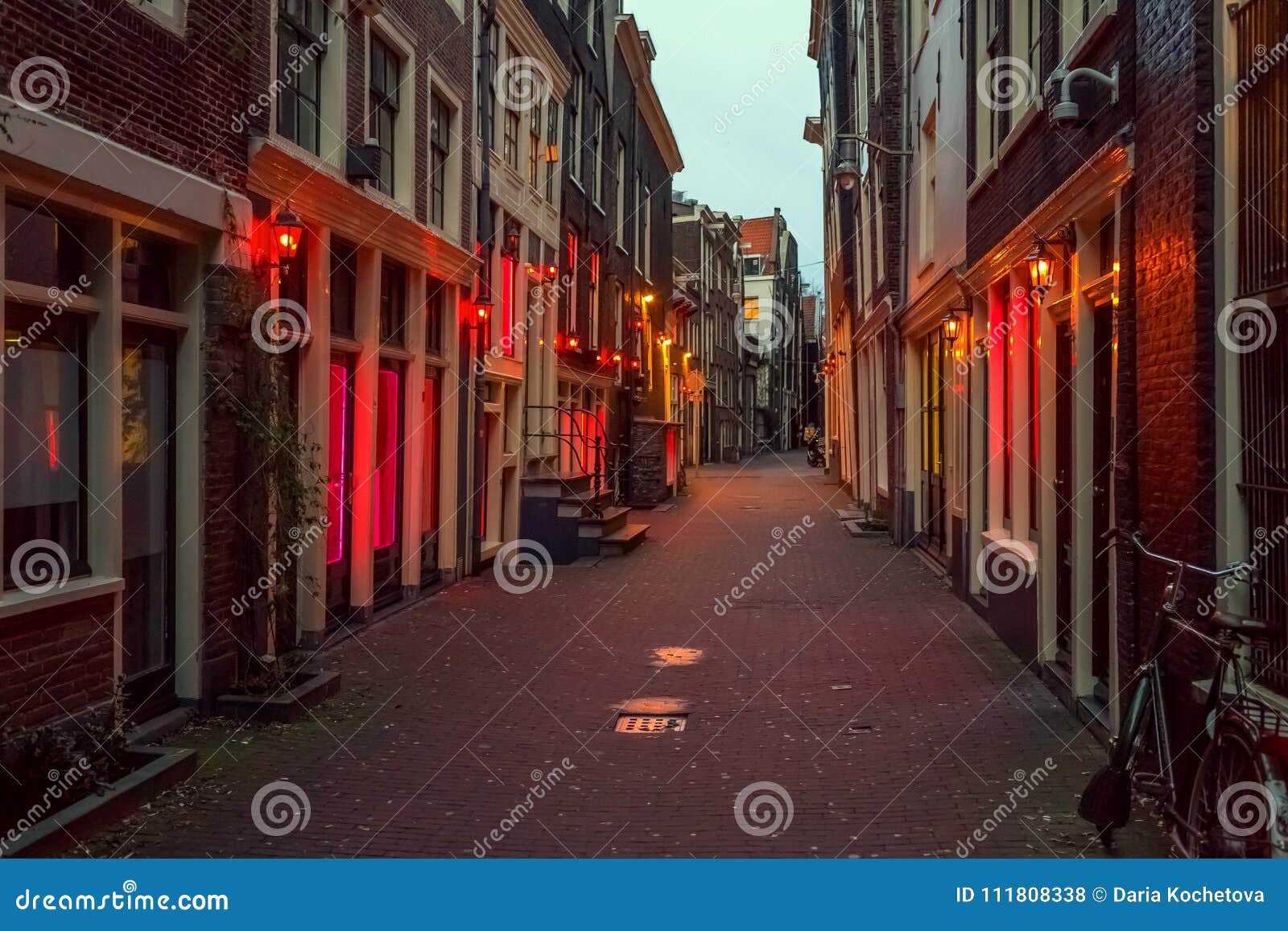 游客暴涨性工作者不胜其扰，阿姆斯特丹红灯区对旅游团说不|界面新闻 · 天下