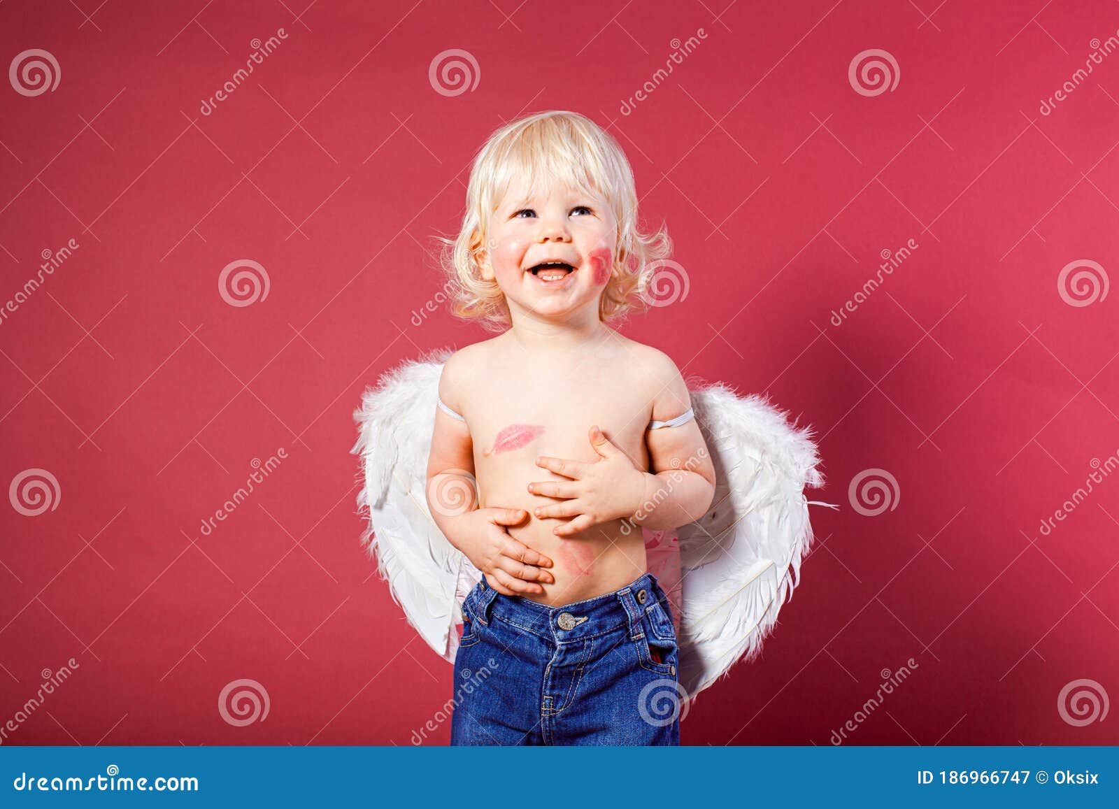 小翅膀的金发精灵男孩眨眼，可爱的童话人物矢量插图在白色的背景插画图片素材_ID:317040893-Veer图库