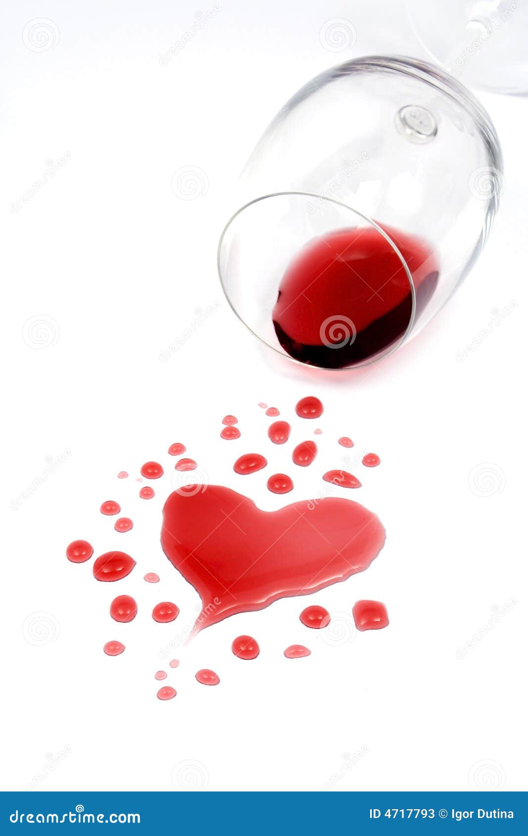 红色言情酒. 形成玻璃重点红色形状的背景溢出了白葡萄酒