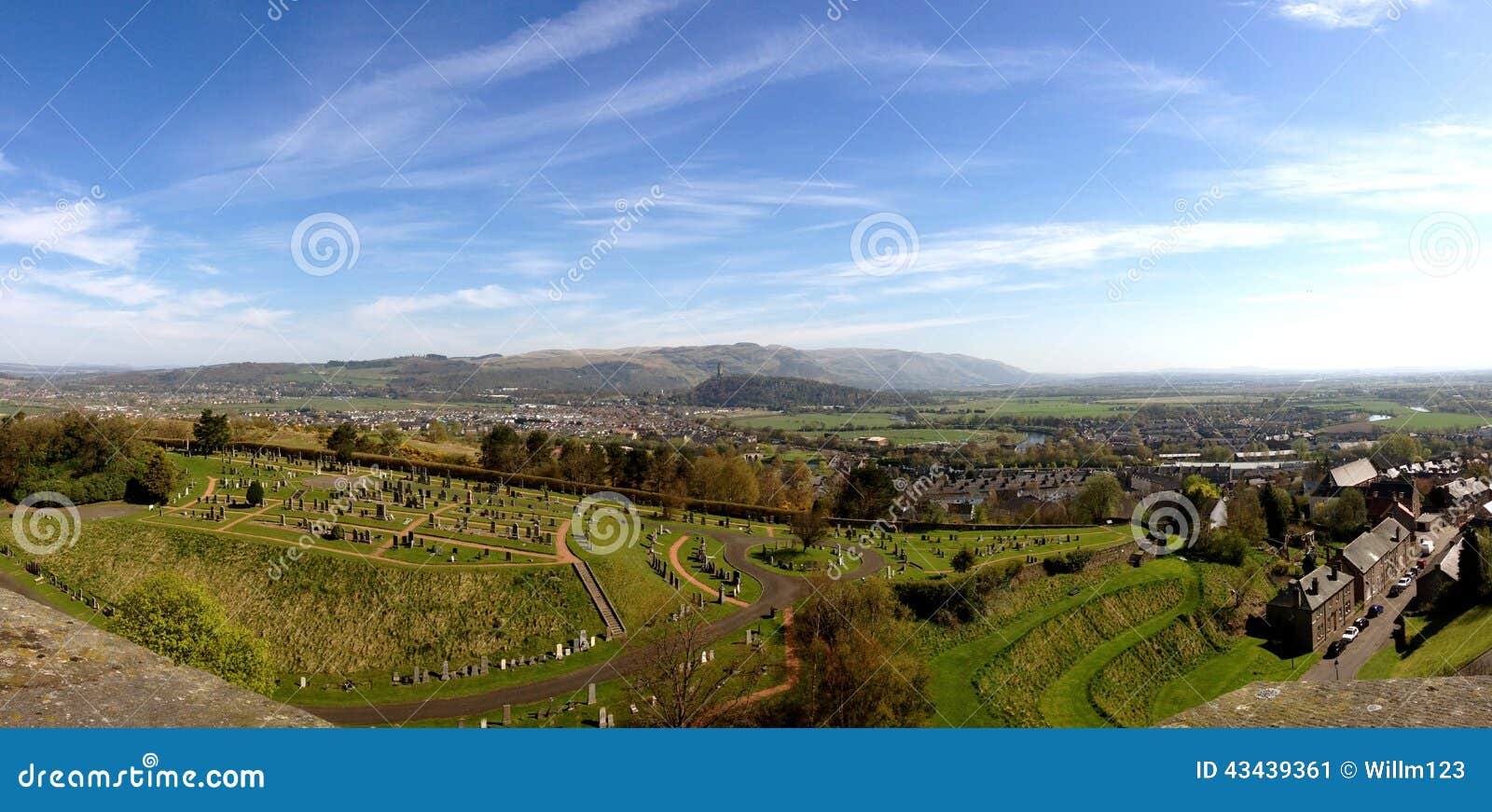 从纯正的城堡采取的纯正的镇和公墓看法，在苏格兰 全景风景苏格兰风景