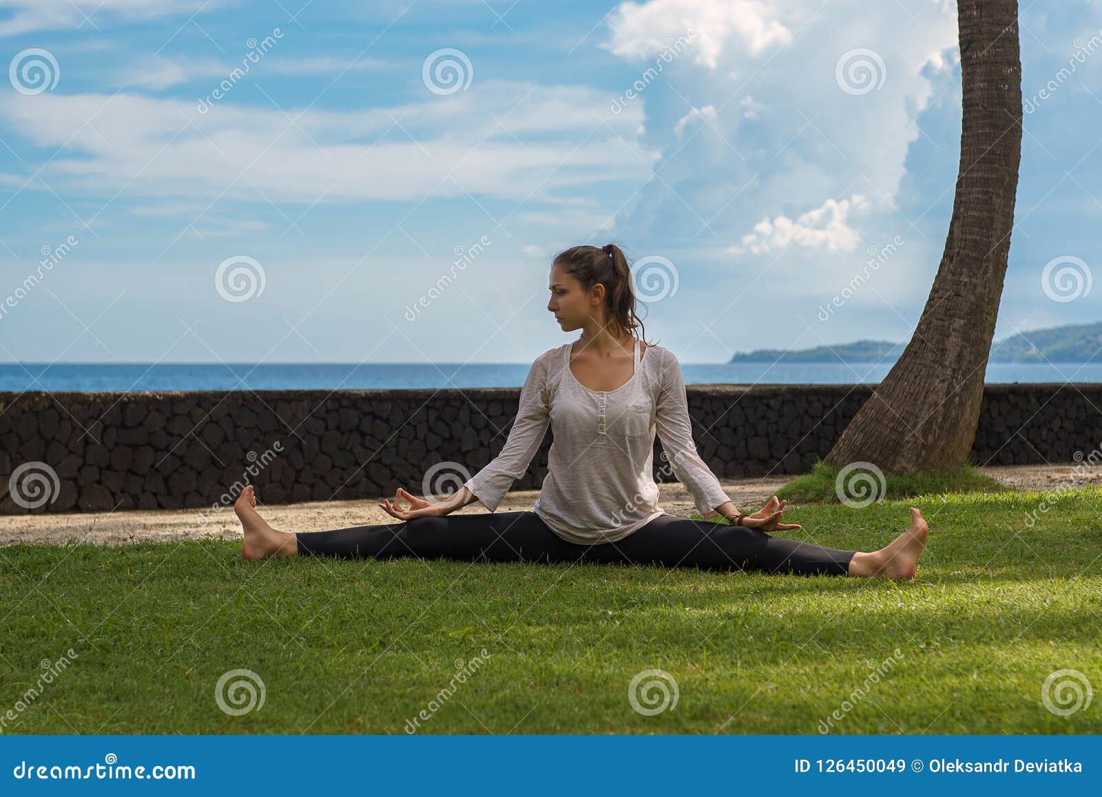 Vatyasana的美女，Vrikshana的变异，树姿 户外瑜伽练习 巴厘岛，印度尼西亚 库存照片 - 图片 包括有 和平, 复制 ...