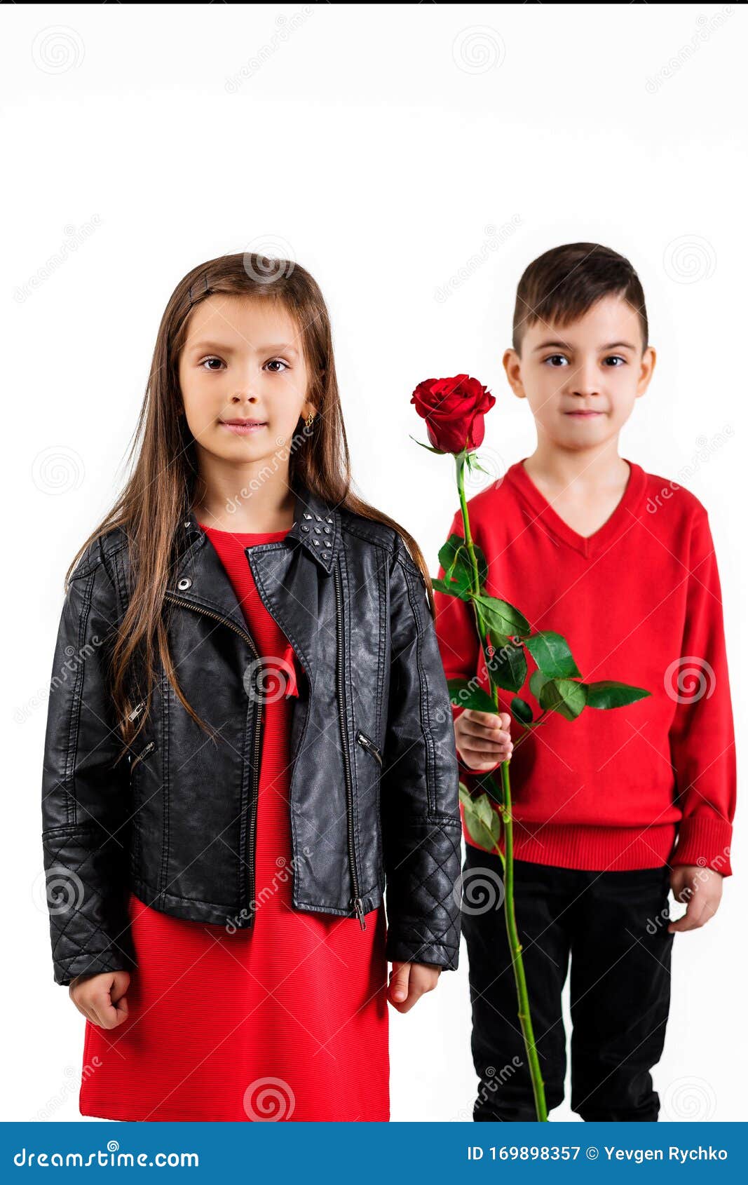给玫瑰的可爱的小男孩女孩 库存照片. 图片 包括有 庆祝, 富感情的, 少许, 帽子, 幸福, 礼服, 节假日 - 36893736